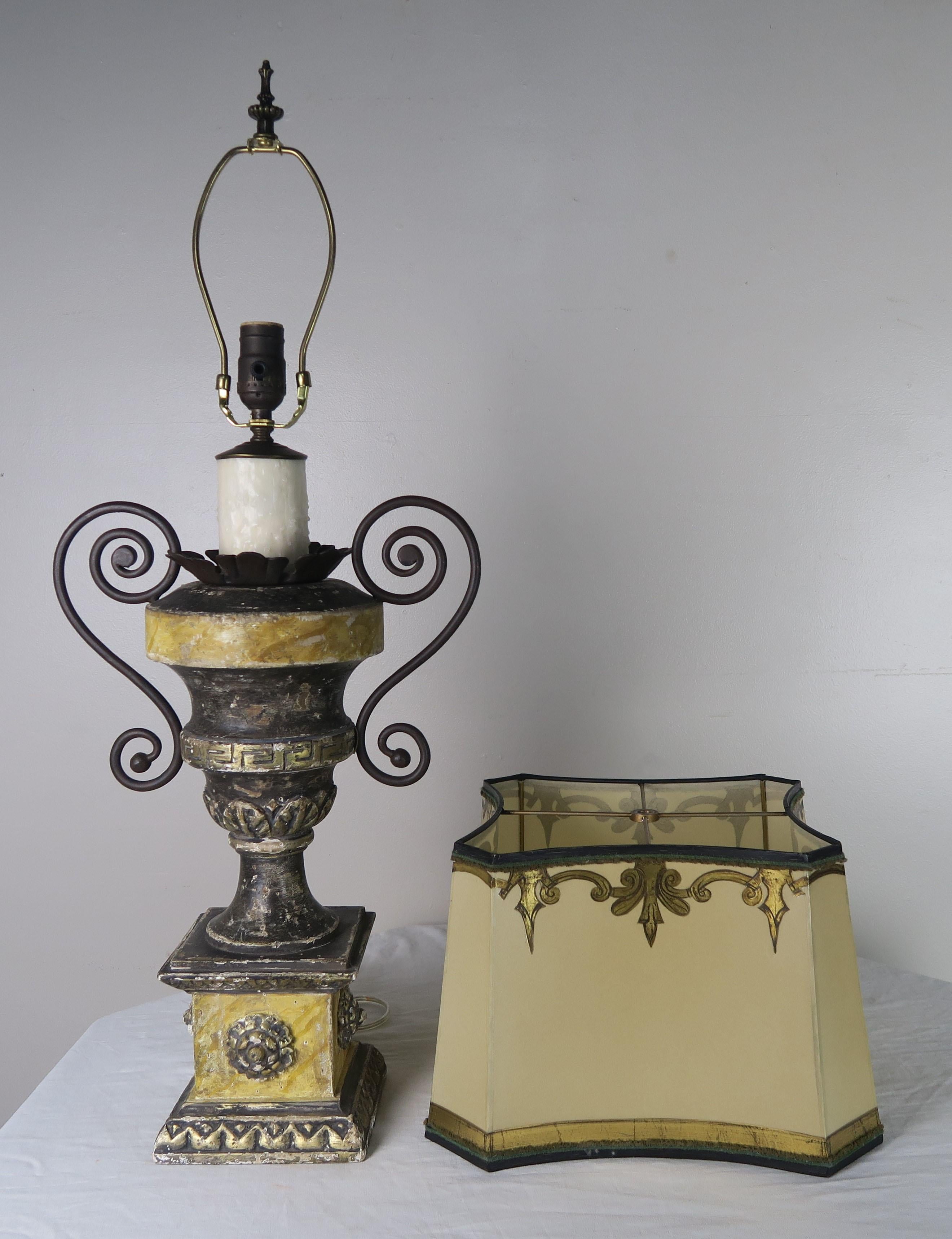 20ième siècle Paire de lampes sculptées en forme d'urne de style néoclassique avec abat-jour parchemin en vente