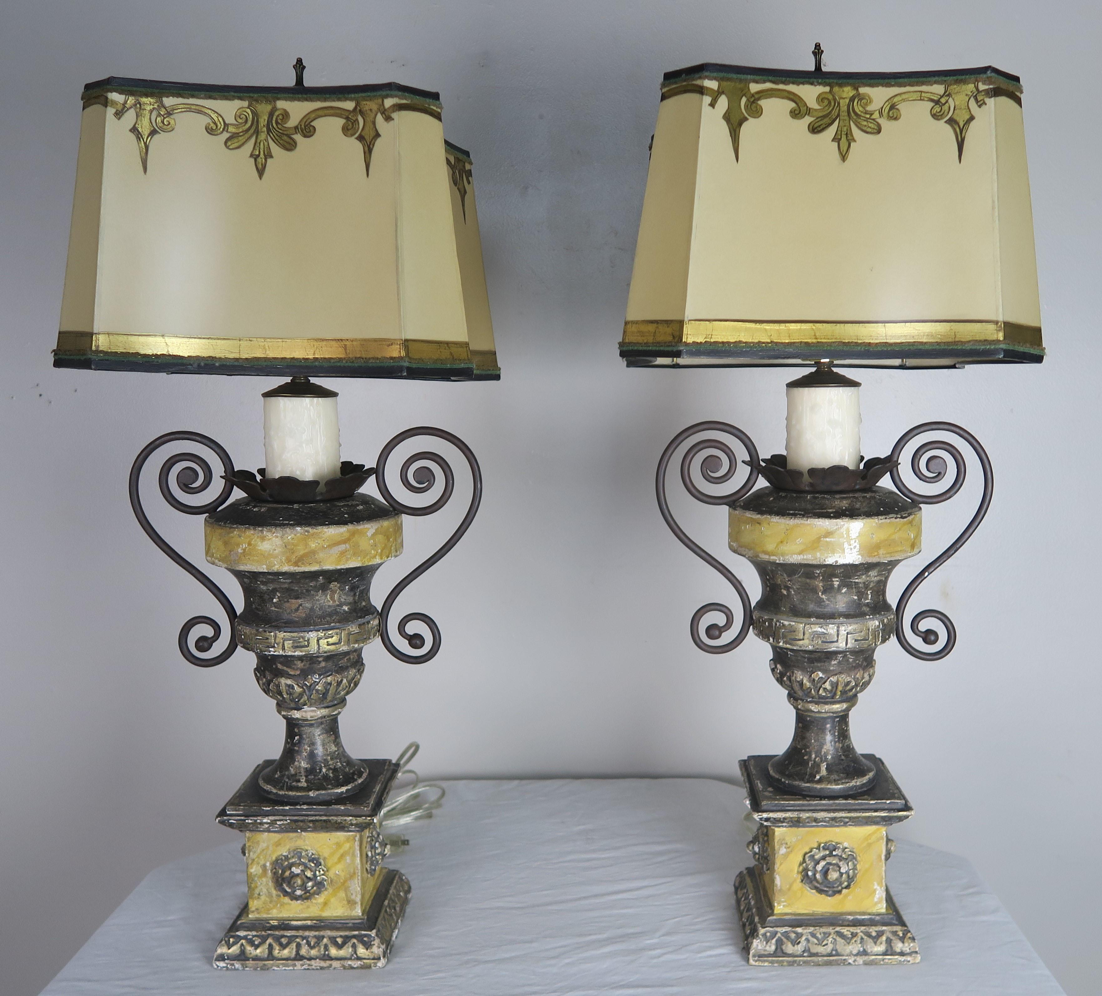 Bois Paire de lampes sculptées en forme d'urne de style néoclassique avec abat-jour parchemin en vente