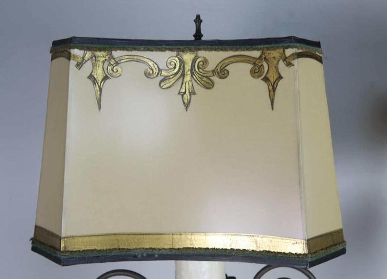 Geschnitzte Urnenlampen im neoklassischen Stil mit Pergamentschirmen, ein Paar (Italienisch) im Angebot