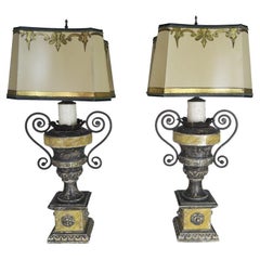 Paire de lampes urnes sculptées de style néoclassique avec abat-jour en parchemin