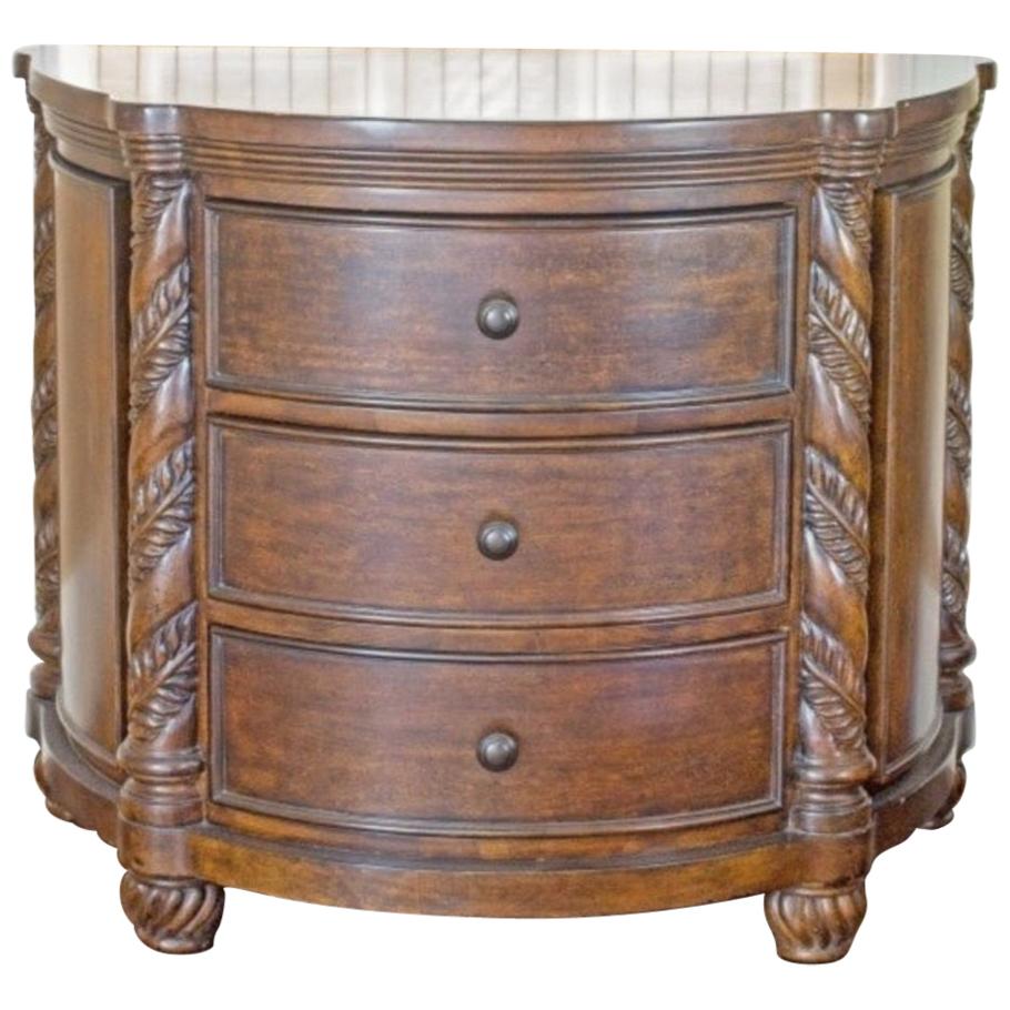 Commode Demi-Lune de style néoclassique en noyer sculpté