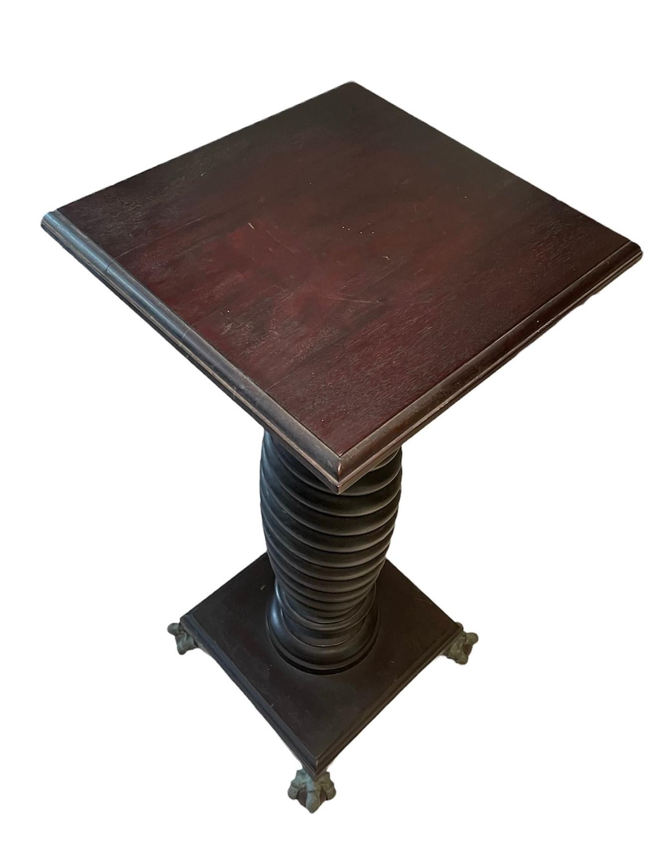 colonne / piédestal en forme de spirale de style néoclassique en bois sculpté et bronze en vente 4