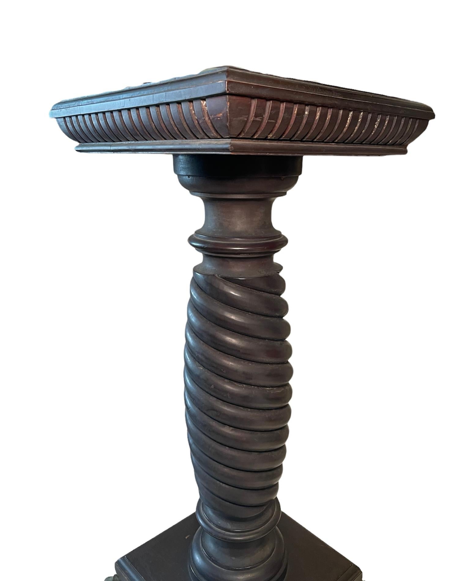 colonne / piédestal en forme de spirale de style néoclassique en bois sculpté et bronze en vente 6