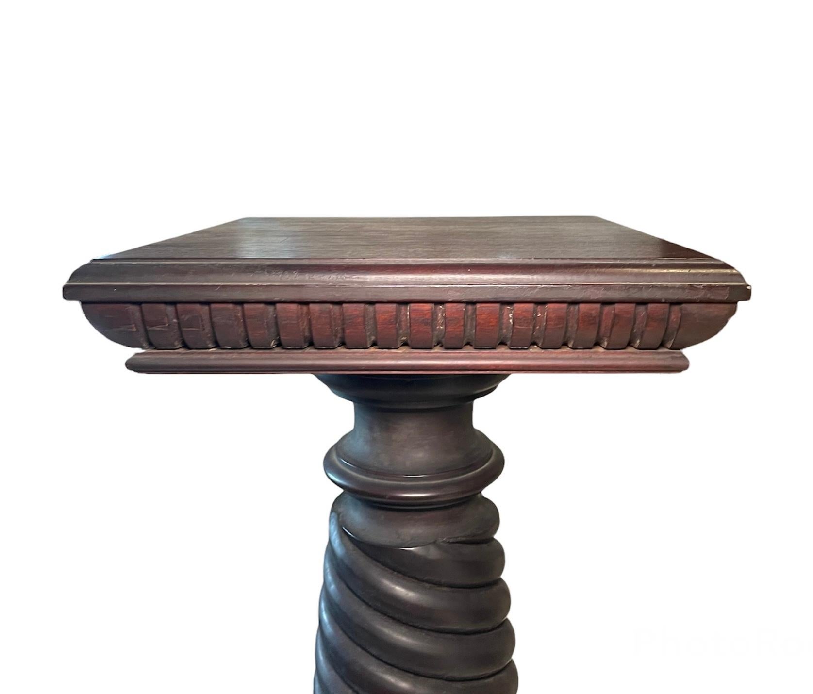 colonne / piédestal en forme de spirale de style néoclassique en bois sculpté et bronze en vente 7