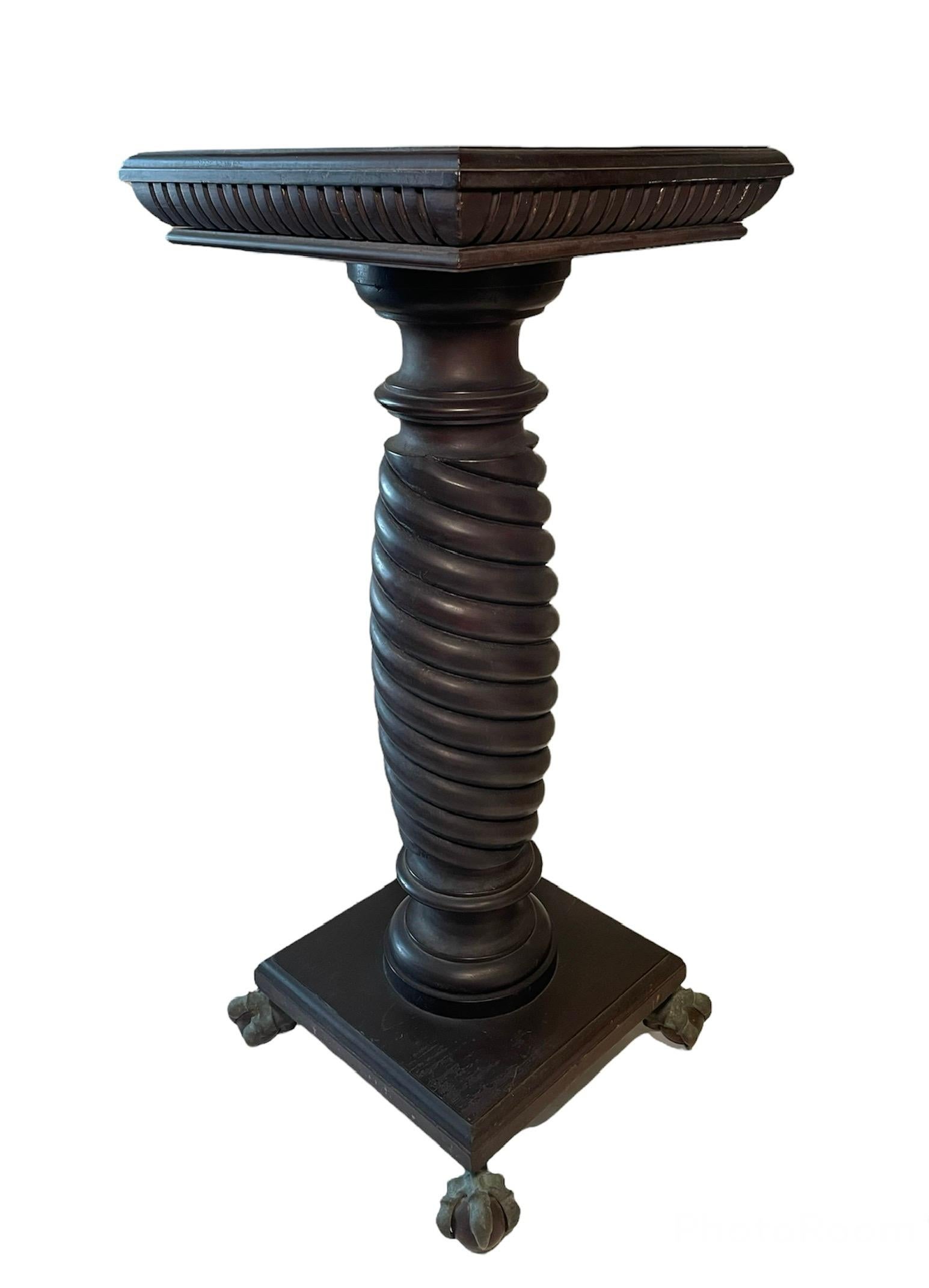 colonne / piédestal en forme de spirale de style néoclassique en bois sculpté et bronze en vente 8