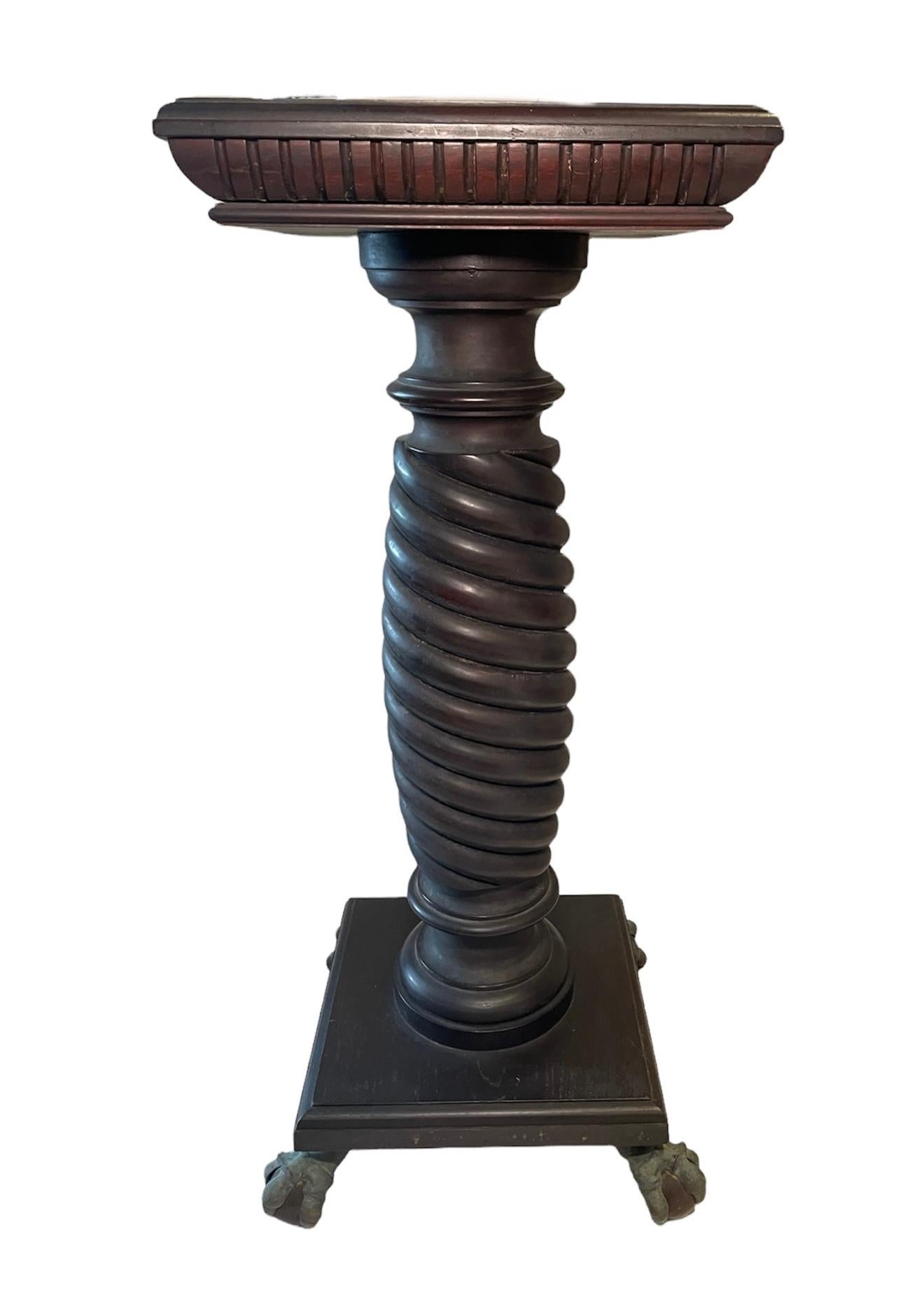 colonne / piédestal en forme de spirale de style néoclassique en bois sculpté et bronze en vente 10