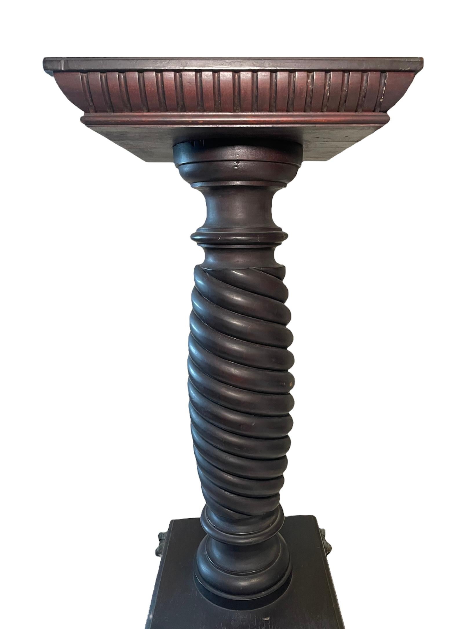 Sculpté colonne / piédestal en forme de spirale de style néoclassique en bois sculpté et bronze en vente