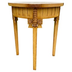 Table ronde centrale ou d'appoint en bois sculpté de style néoclassique avec accents dorés