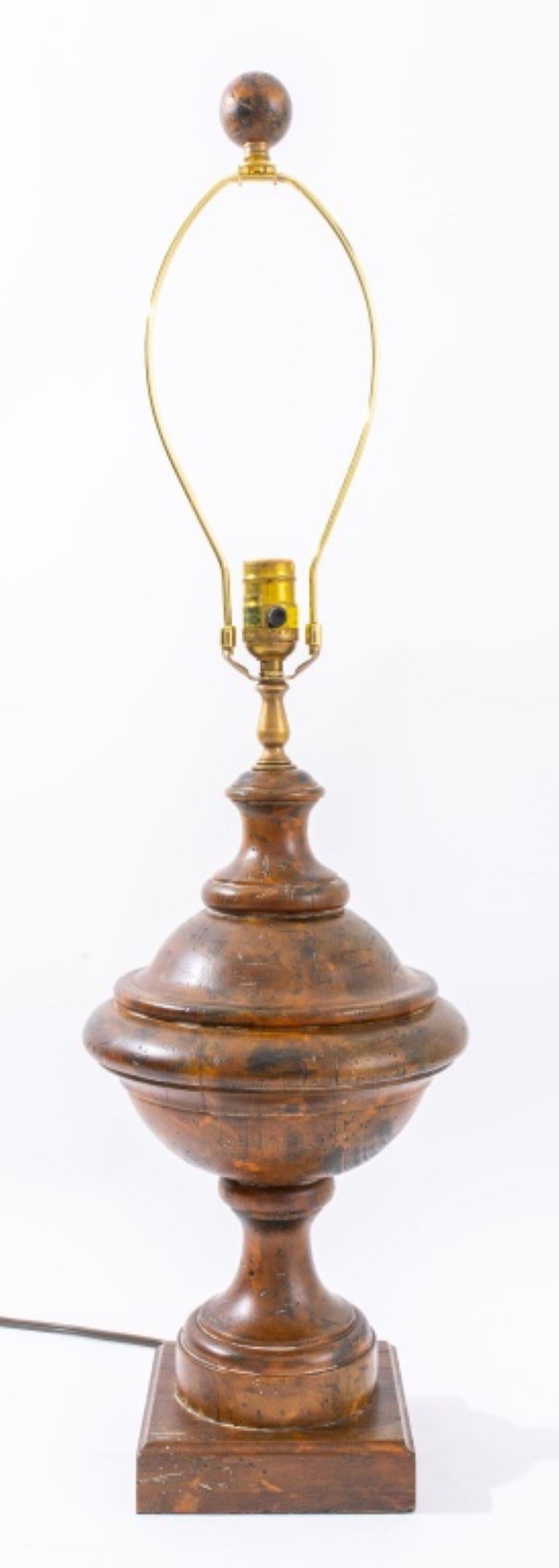 Neoklassischen Stil geschnitzt Wood Urn Tischlampe im Angebot