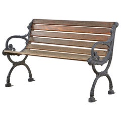 Banc de parc en bois et fonte de style néoclassique