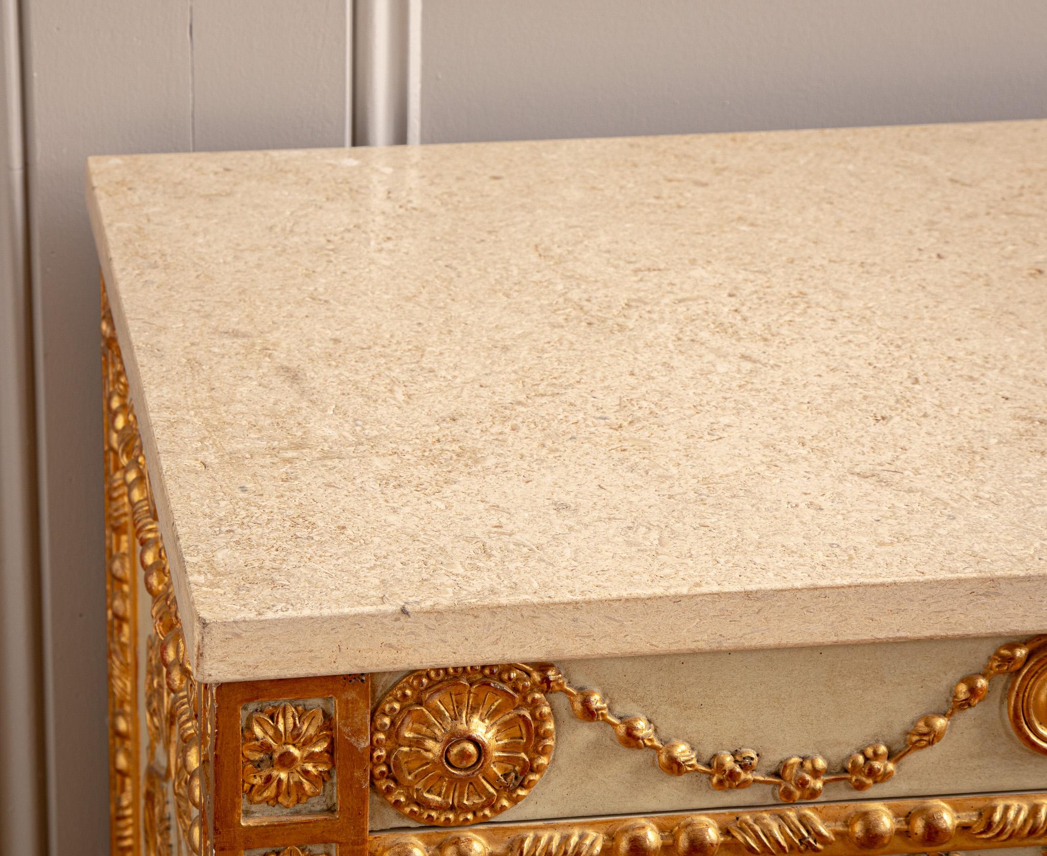 Cómoda De Estilo Neoclásico Con Pan De Oro De 23,75 qt By La Maison London en venta 7