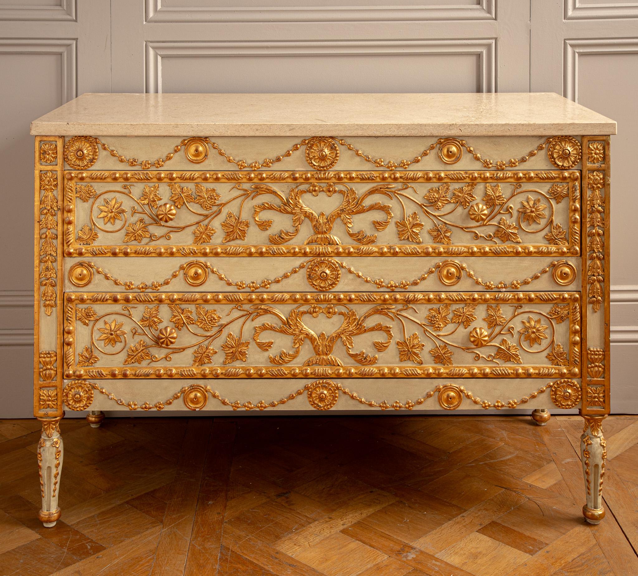 Cómoda De Estilo Neoclásico Con Pan De Oro De 23,75 qt By La Maison London Británico en venta