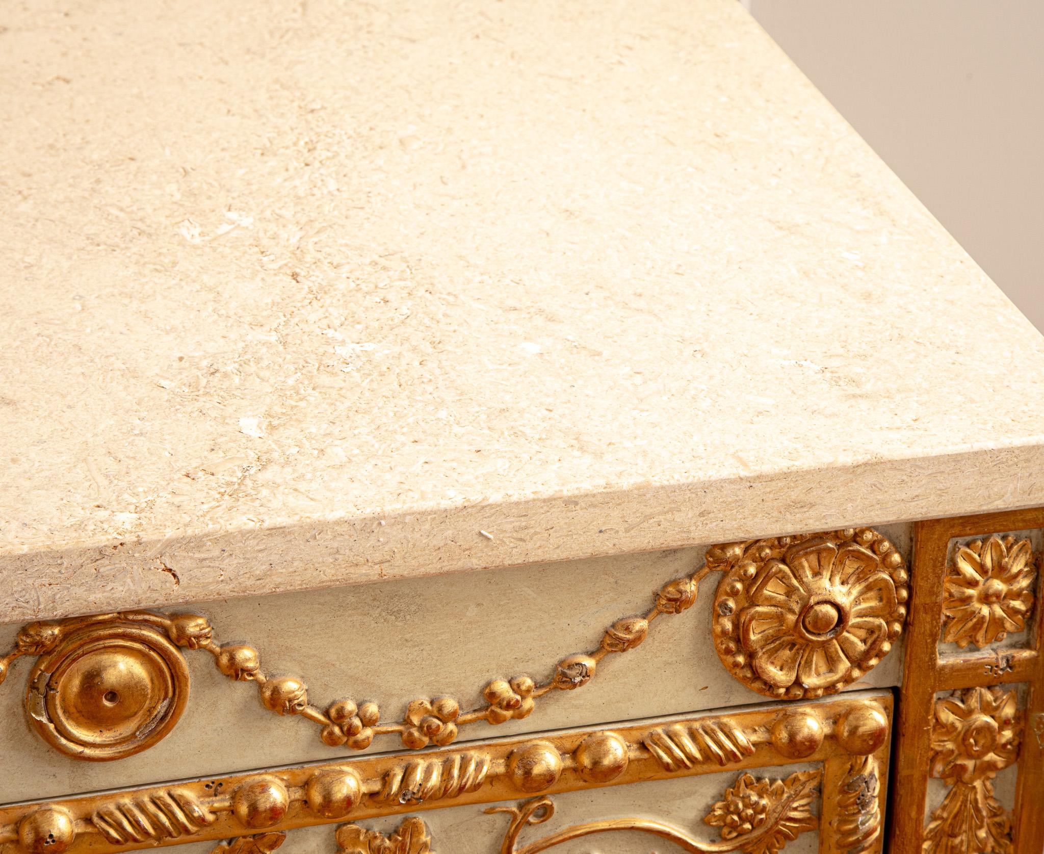 Cómoda De Estilo Neoclásico Con Pan De Oro De 23,75 qt By La Maison London Tallado a mano en venta