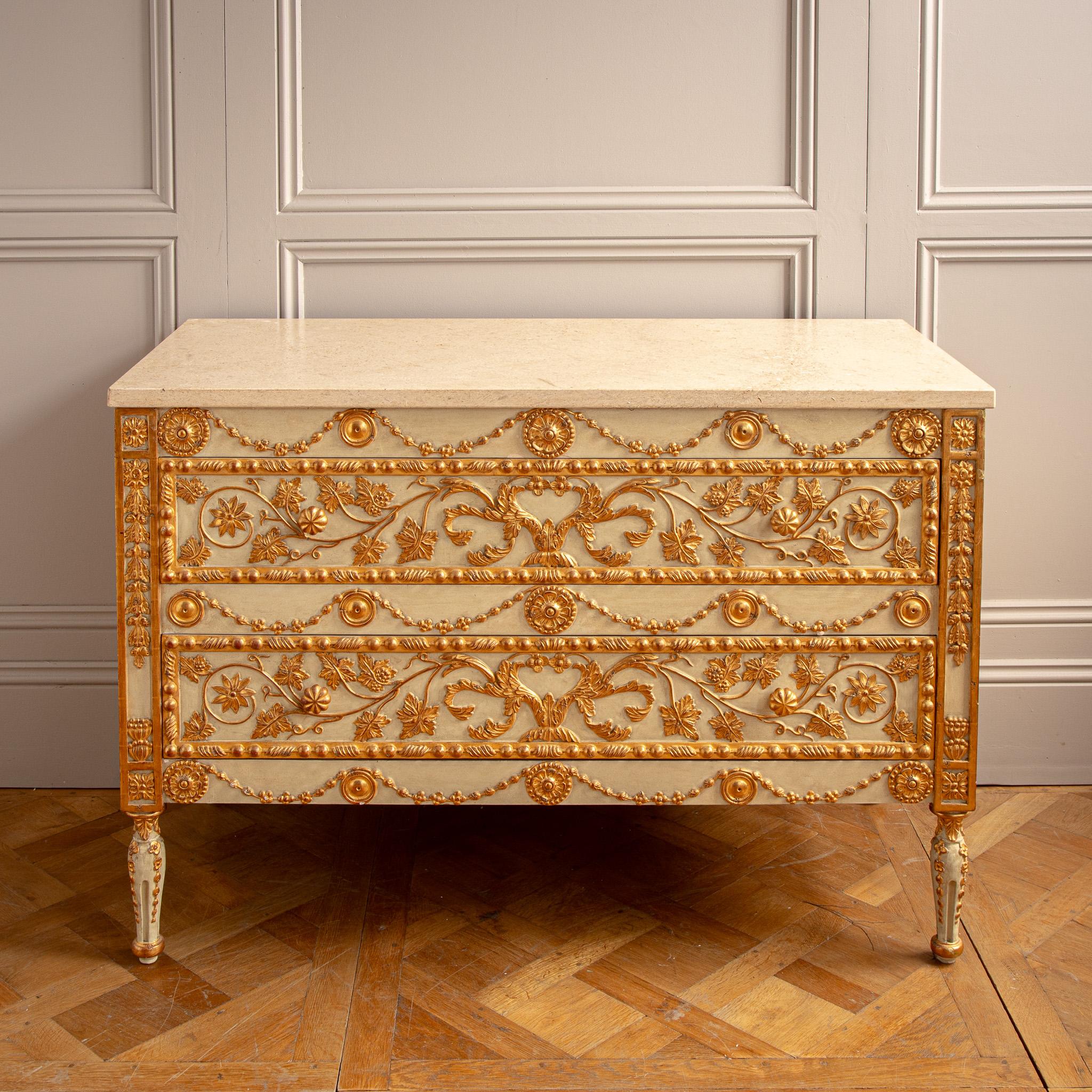 Cómoda De Estilo Neoclásico Con Pan De Oro De 23,75 qt By La Maison London Siglo XXI y contemporáneo en venta
