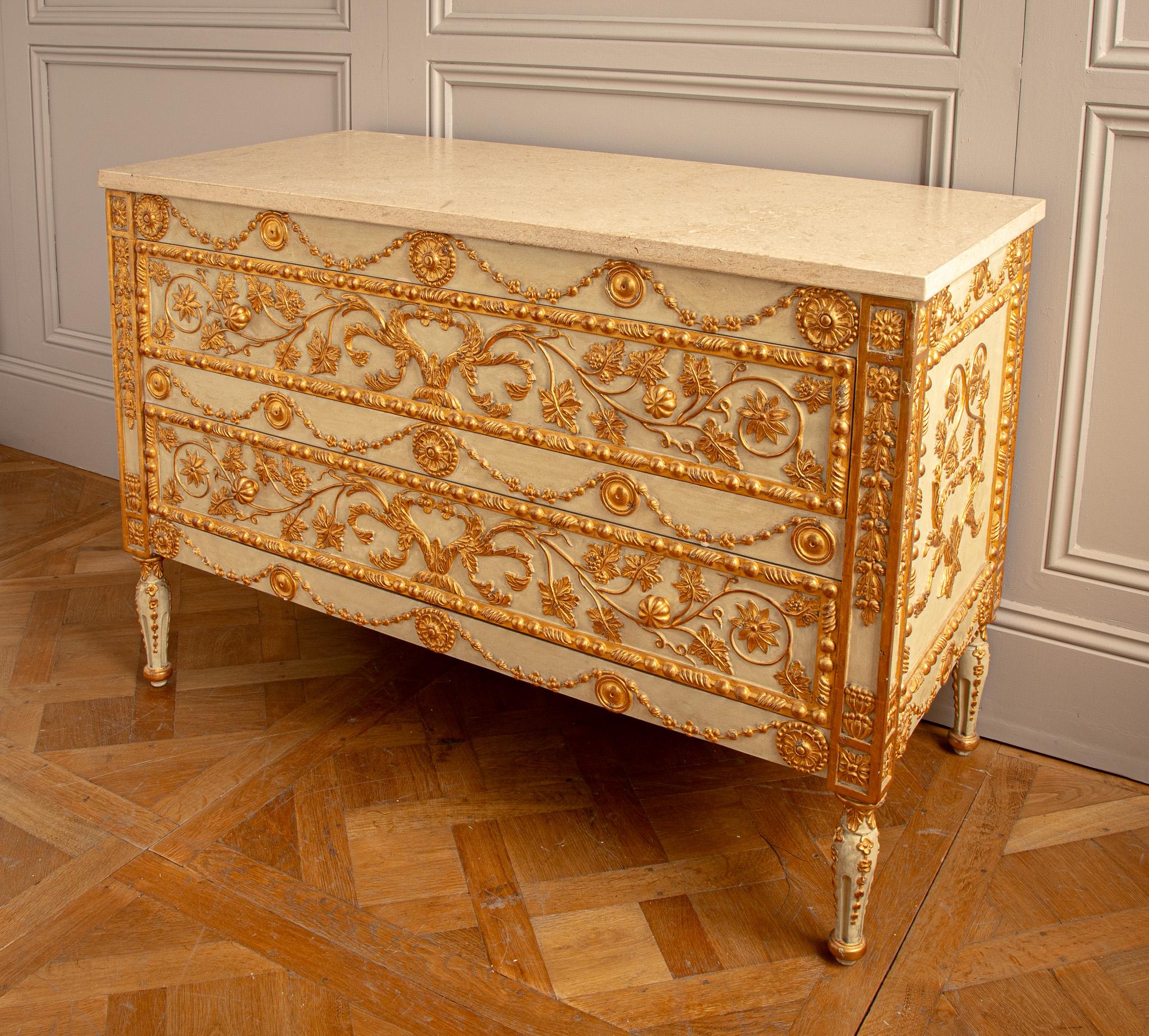 Cómoda De Estilo Neoclásico Con Pan De Oro De 23,75 qt By La Maison London en venta 2