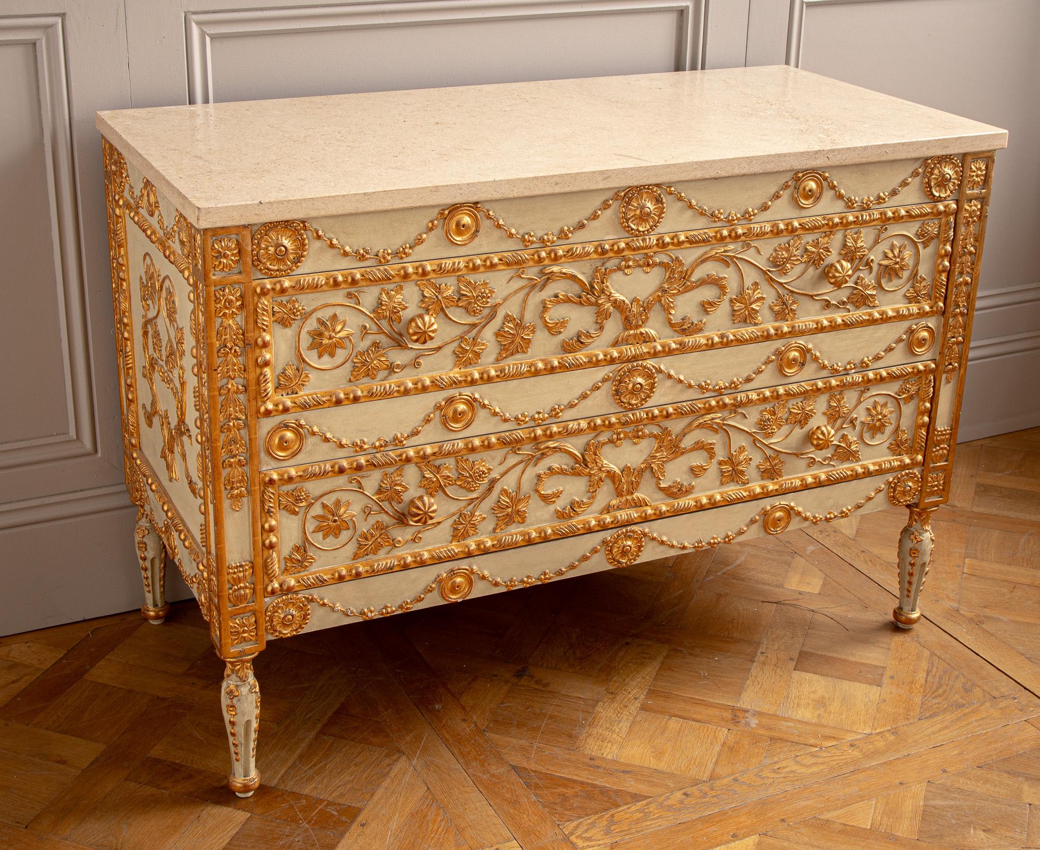 Cómoda De Estilo Neoclásico Con Pan De Oro De 23,75 qt By La Maison London en venta 3