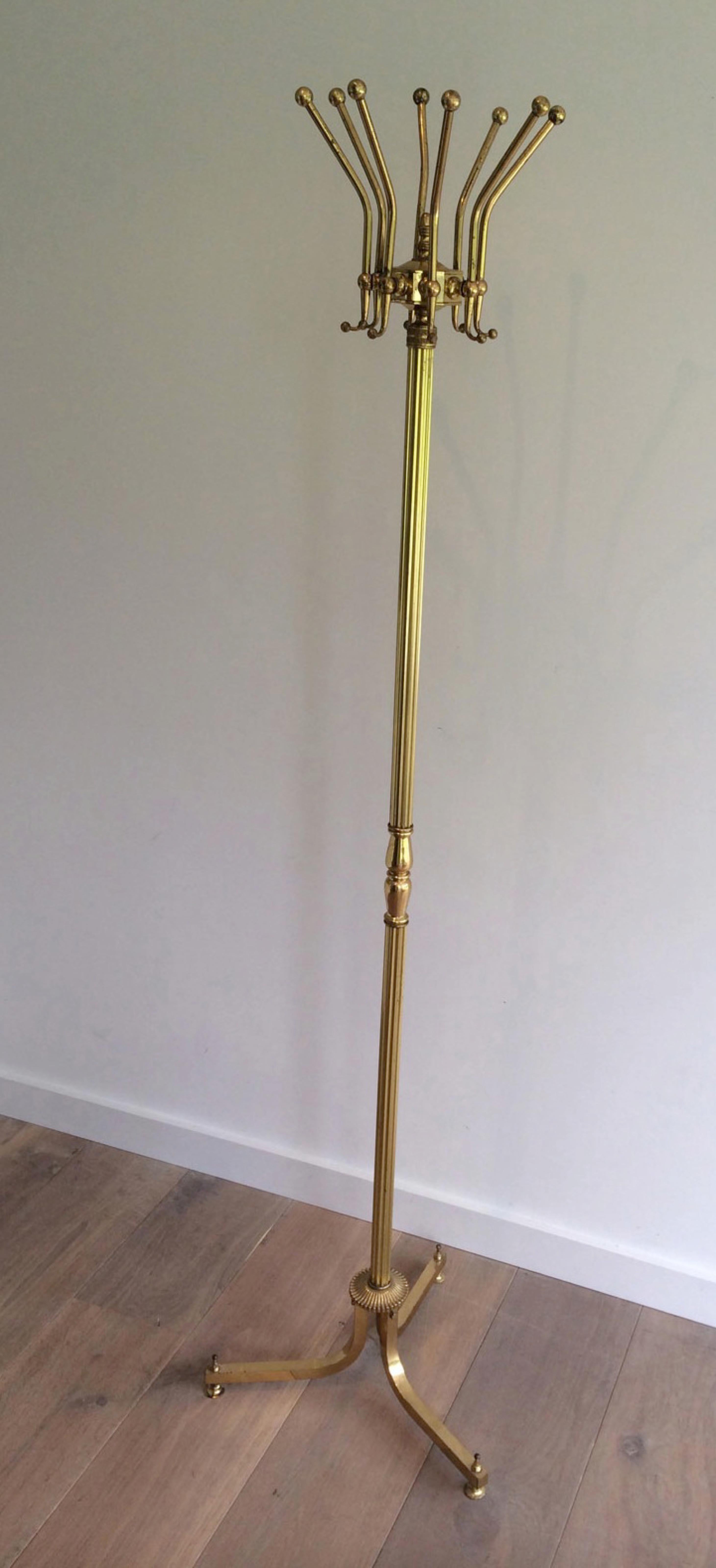 Questo simpatico ed elegante appendiabiti in stile neoclassico è realizzato in ottone. Questa è un'opera francese. Circa 1940