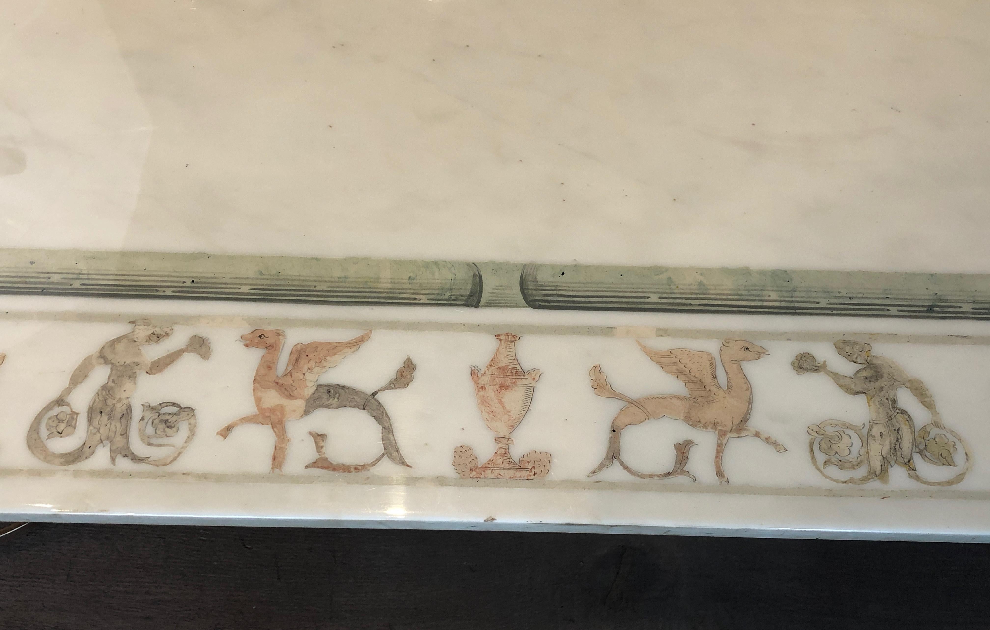 Mesa de centro de estilo neoclásico en bronce y latón con tapa de mármol decorada en venta 3