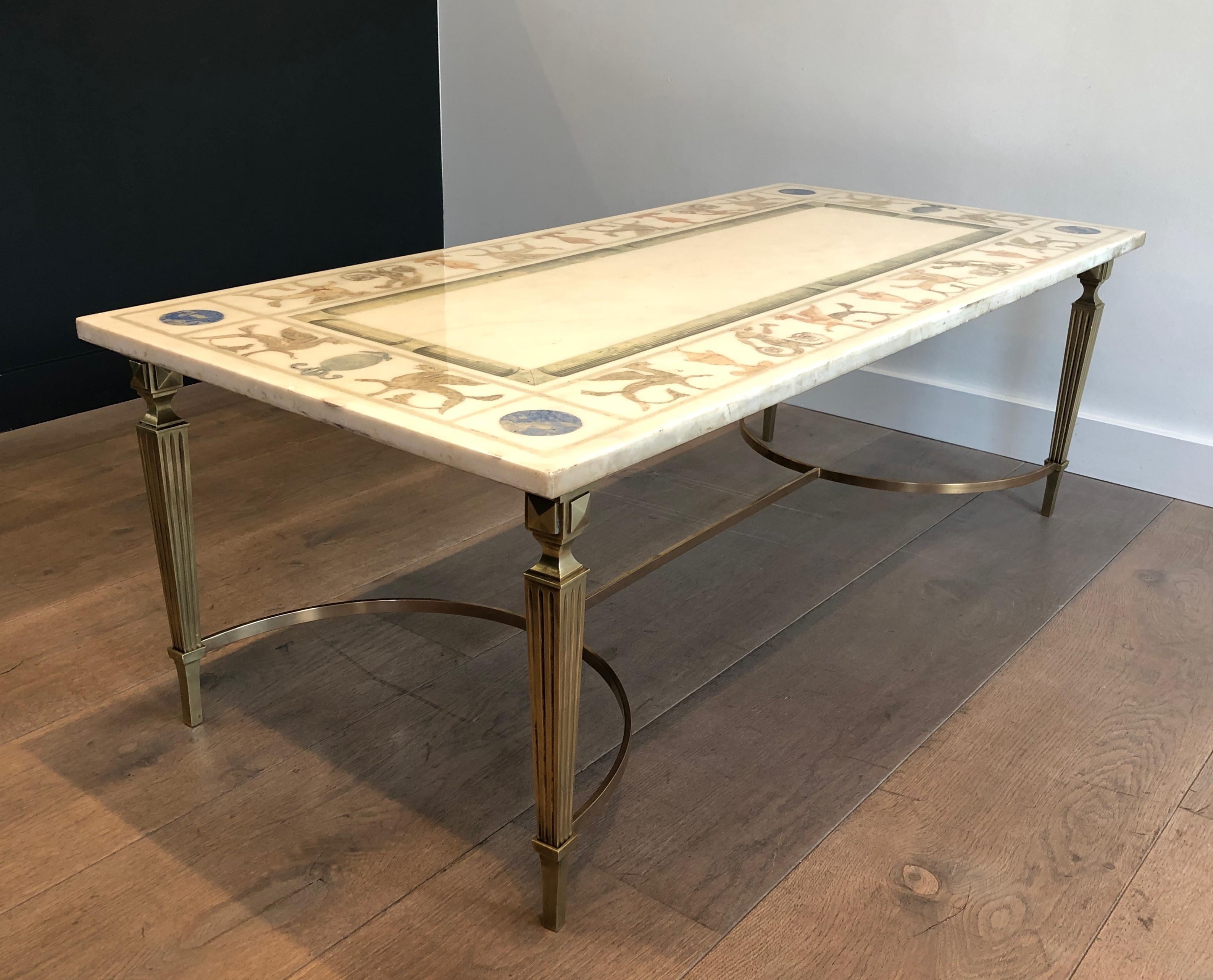 Mesa de centro de estilo neoclásico en bronce y latón con tapa de mármol decorada en venta 4