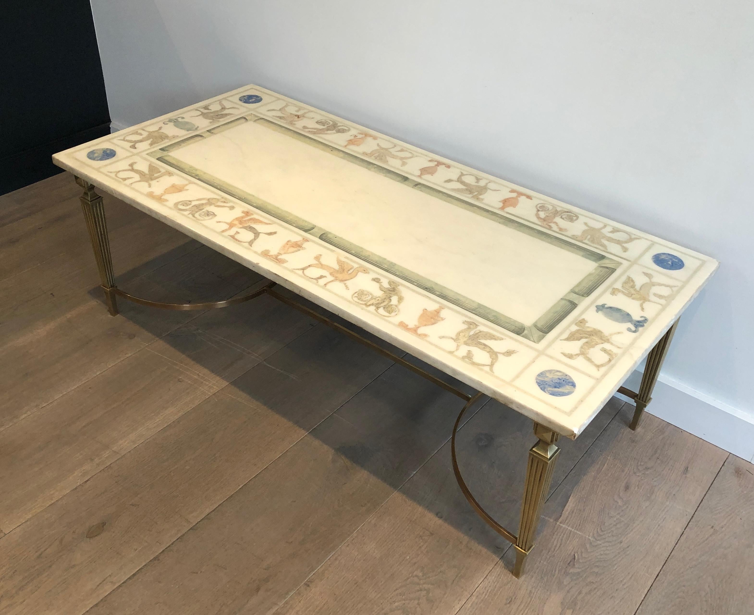 Mesa de centro de estilo neoclásico en bronce y latón con tapa de mármol decorada en venta 5