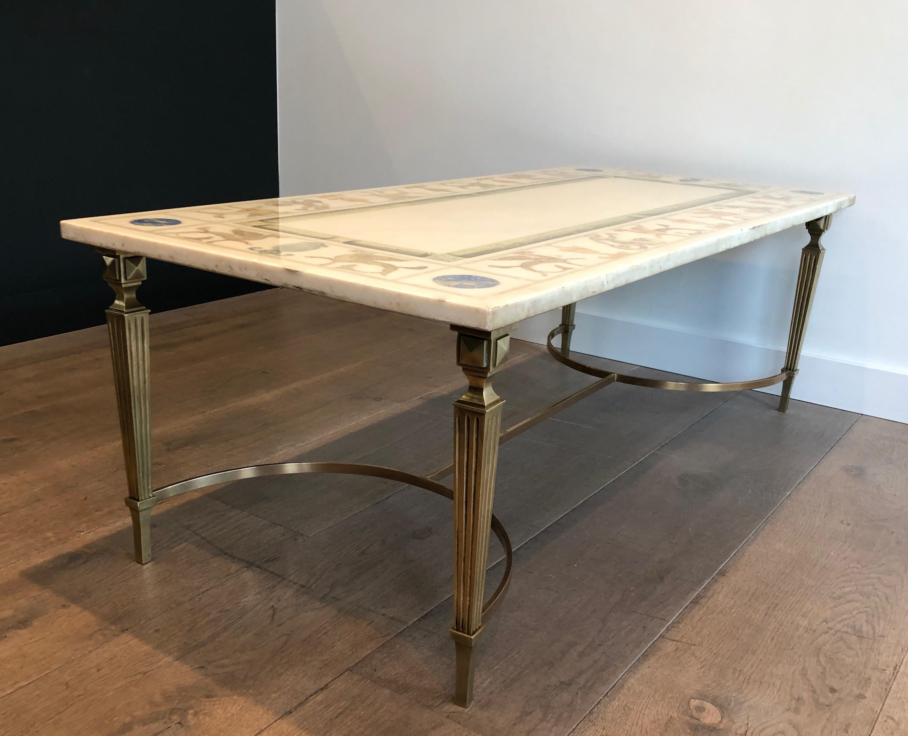 Mesa de centro de estilo neoclásico en bronce y latón con tapa de mármol decorada en venta 6