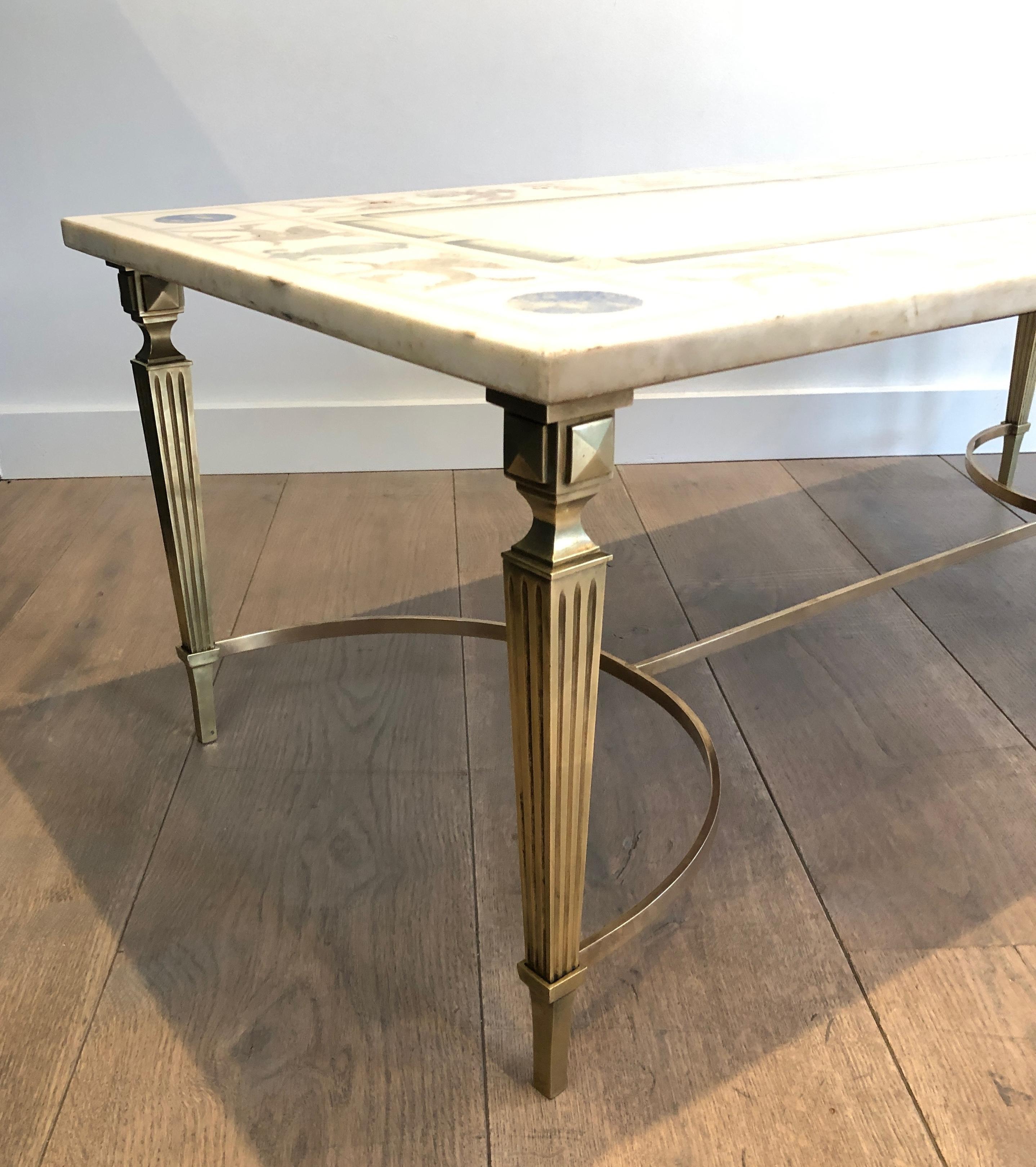 Mesa de centro de estilo neoclásico en bronce y latón con tapa de mármol decorada en venta 7