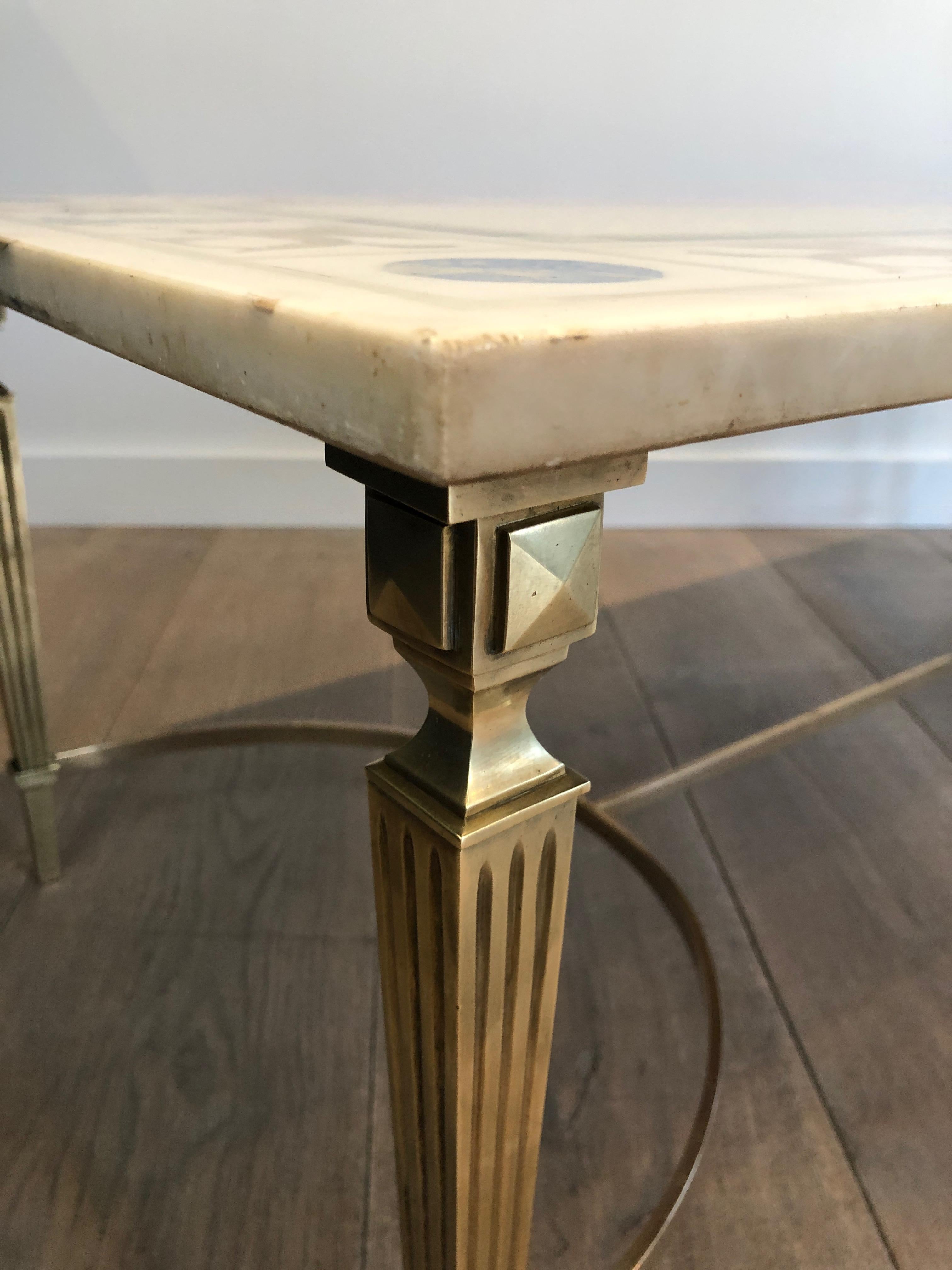Mesa de centro de estilo neoclásico en bronce y latón con tapa de mármol decorada en venta 8