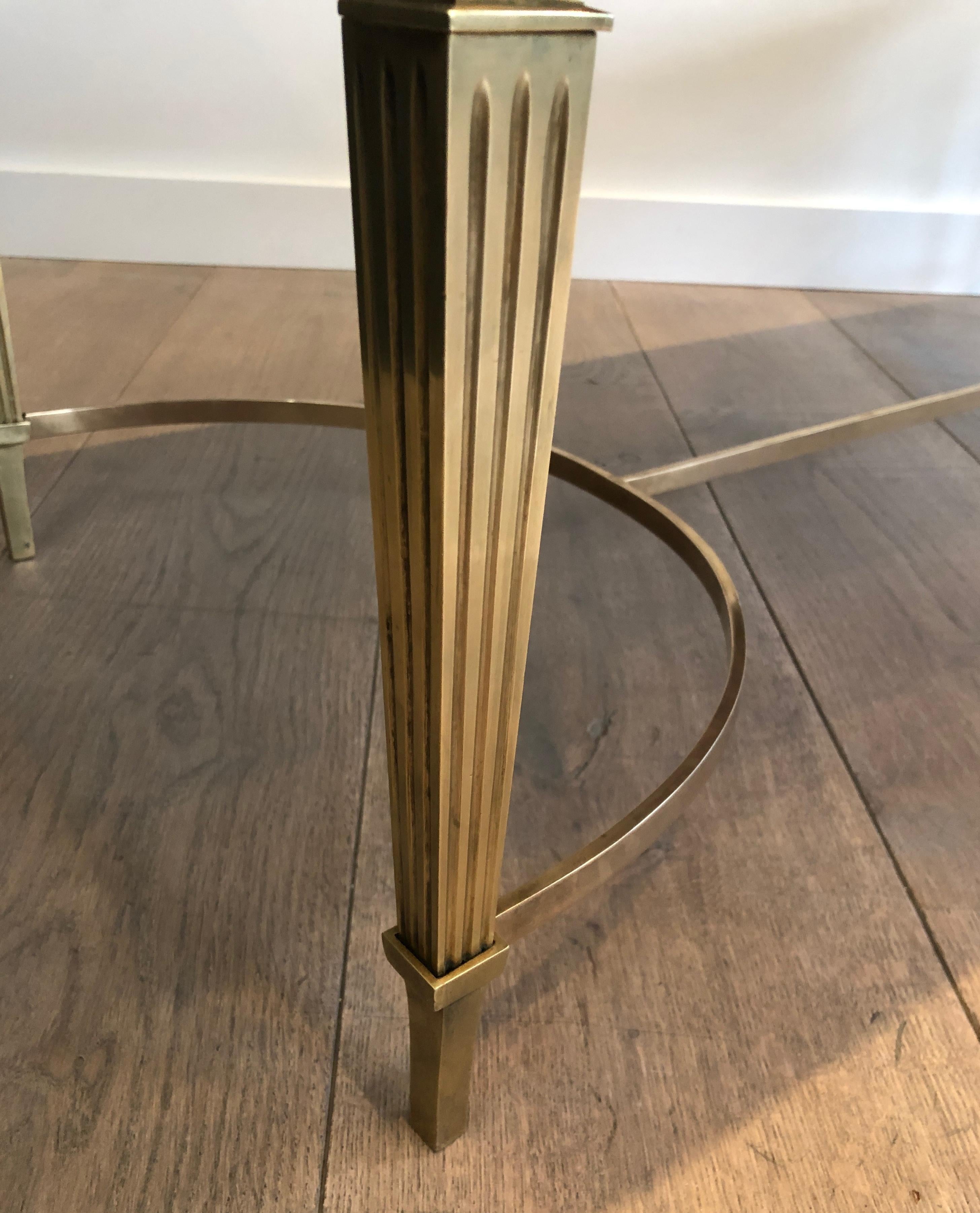 Mesa de centro de estilo neoclásico en bronce y latón con tapa de mármol decorada en venta 9