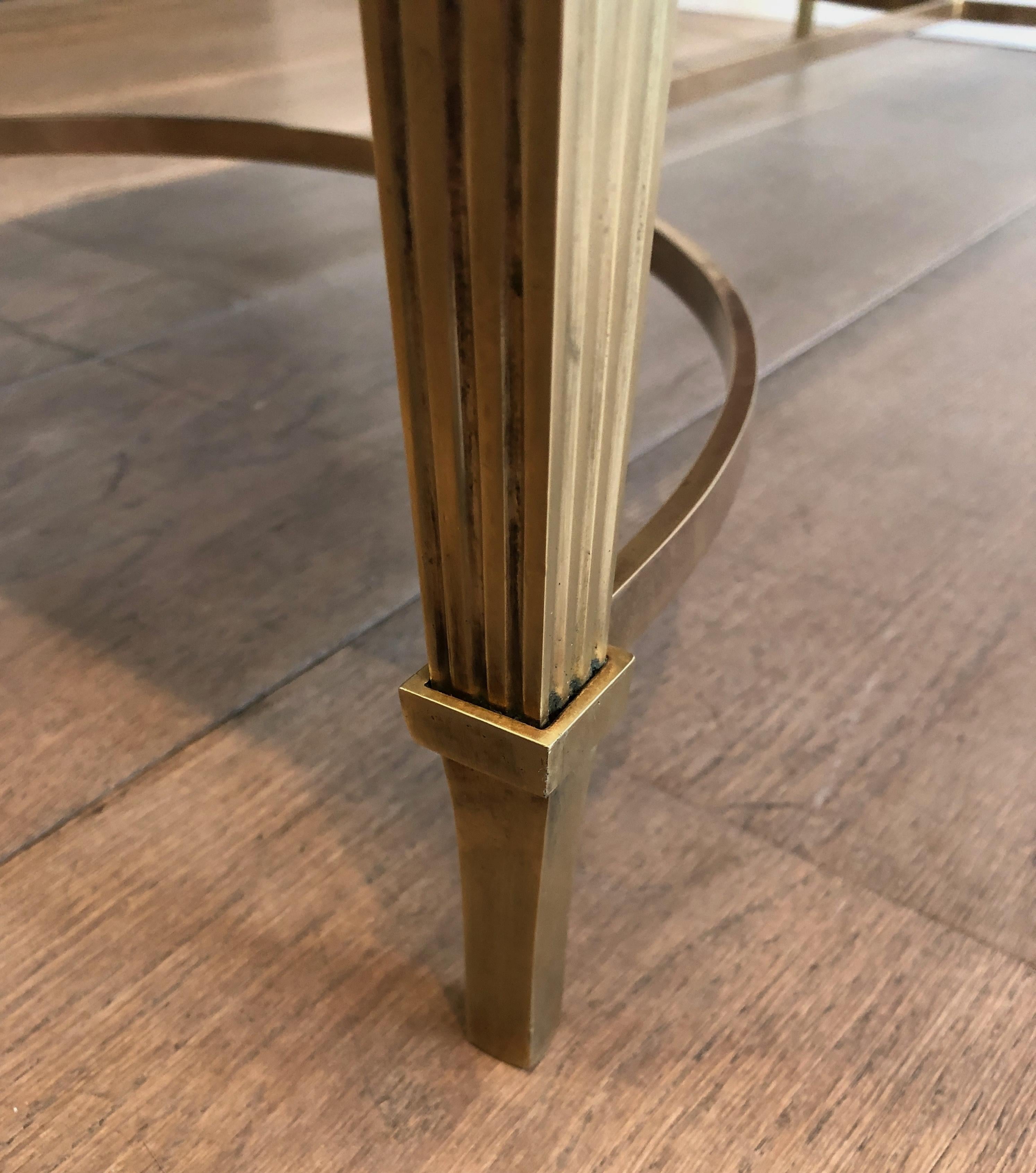 Mesa de centro de estilo neoclásico en bronce y latón con tapa de mármol decorada en venta 10