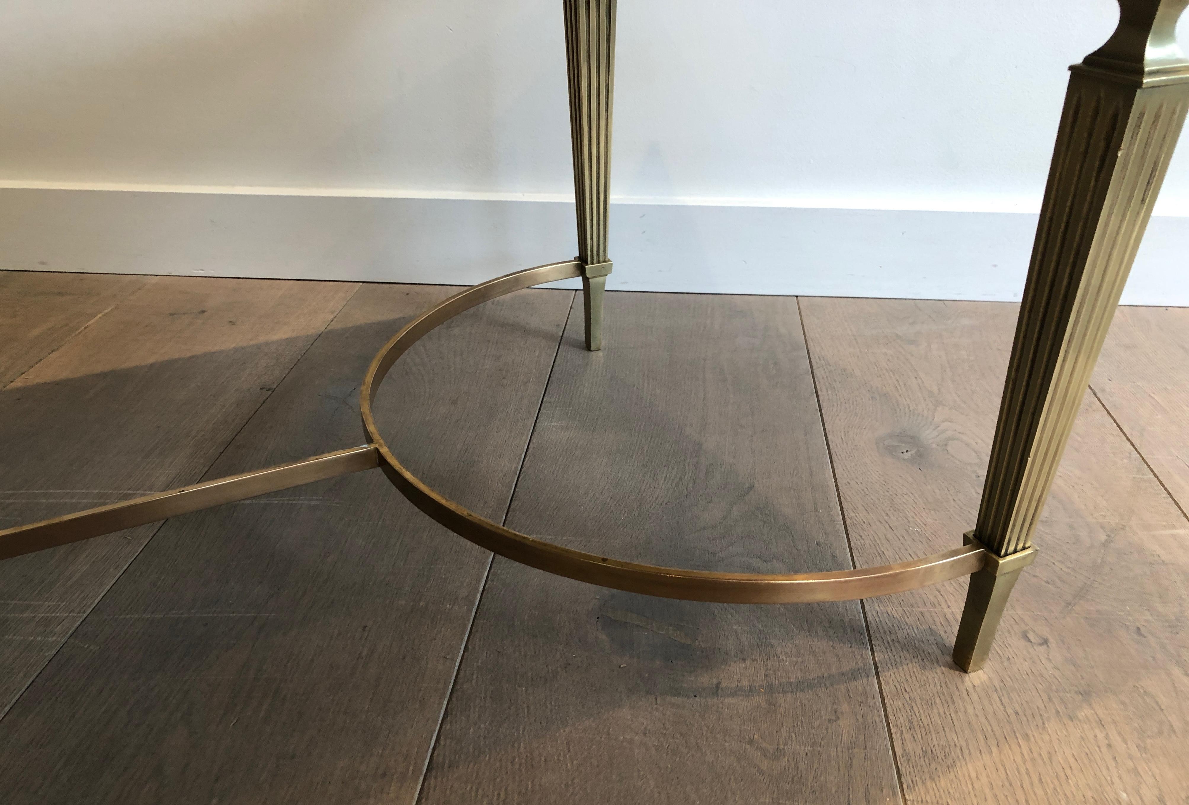 Mesa de centro de estilo neoclásico en bronce y latón con tapa de mármol decorada en venta 11