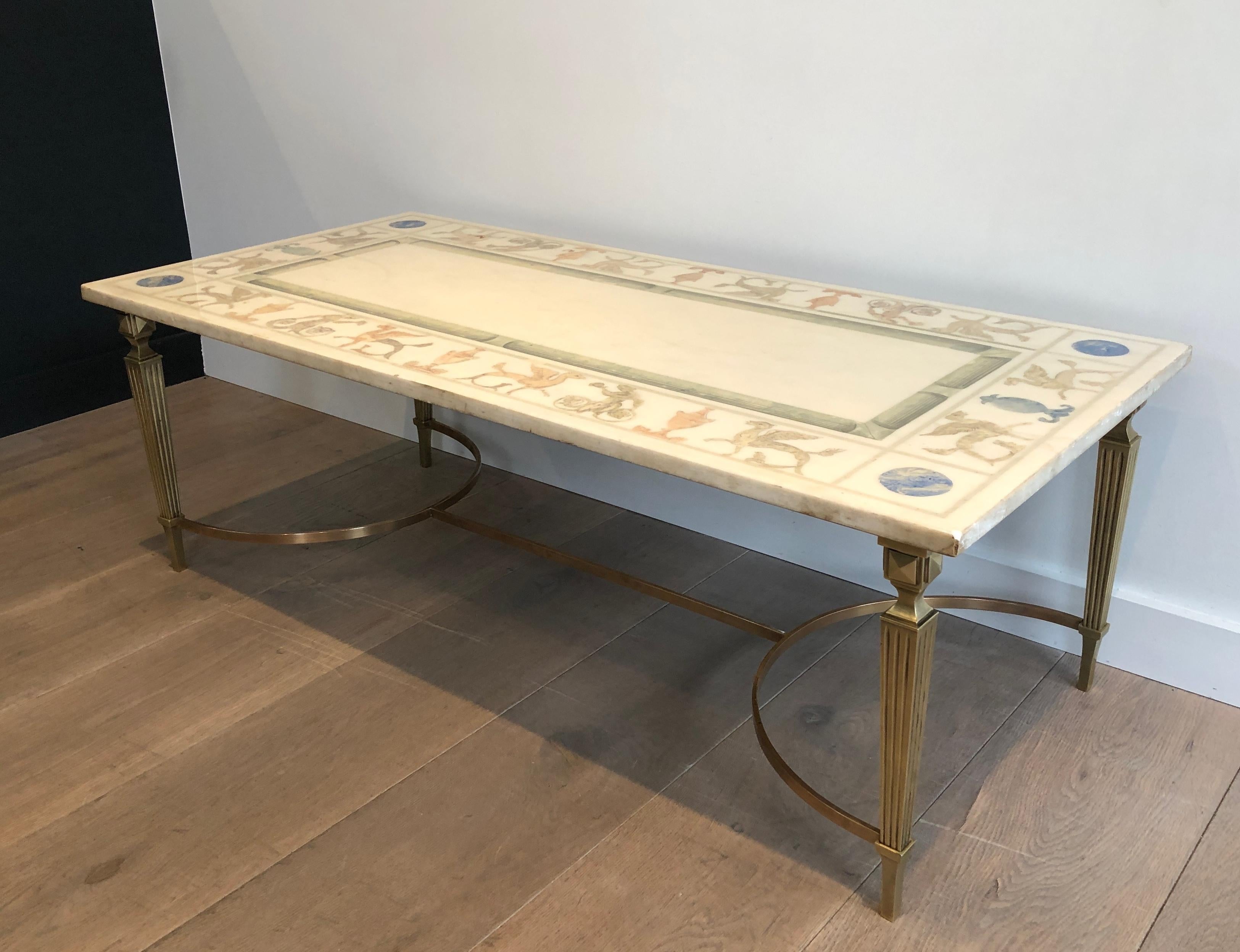 Mesa de centro de estilo neoclásico en bronce y latón con tapa de mármol decorada en venta 12