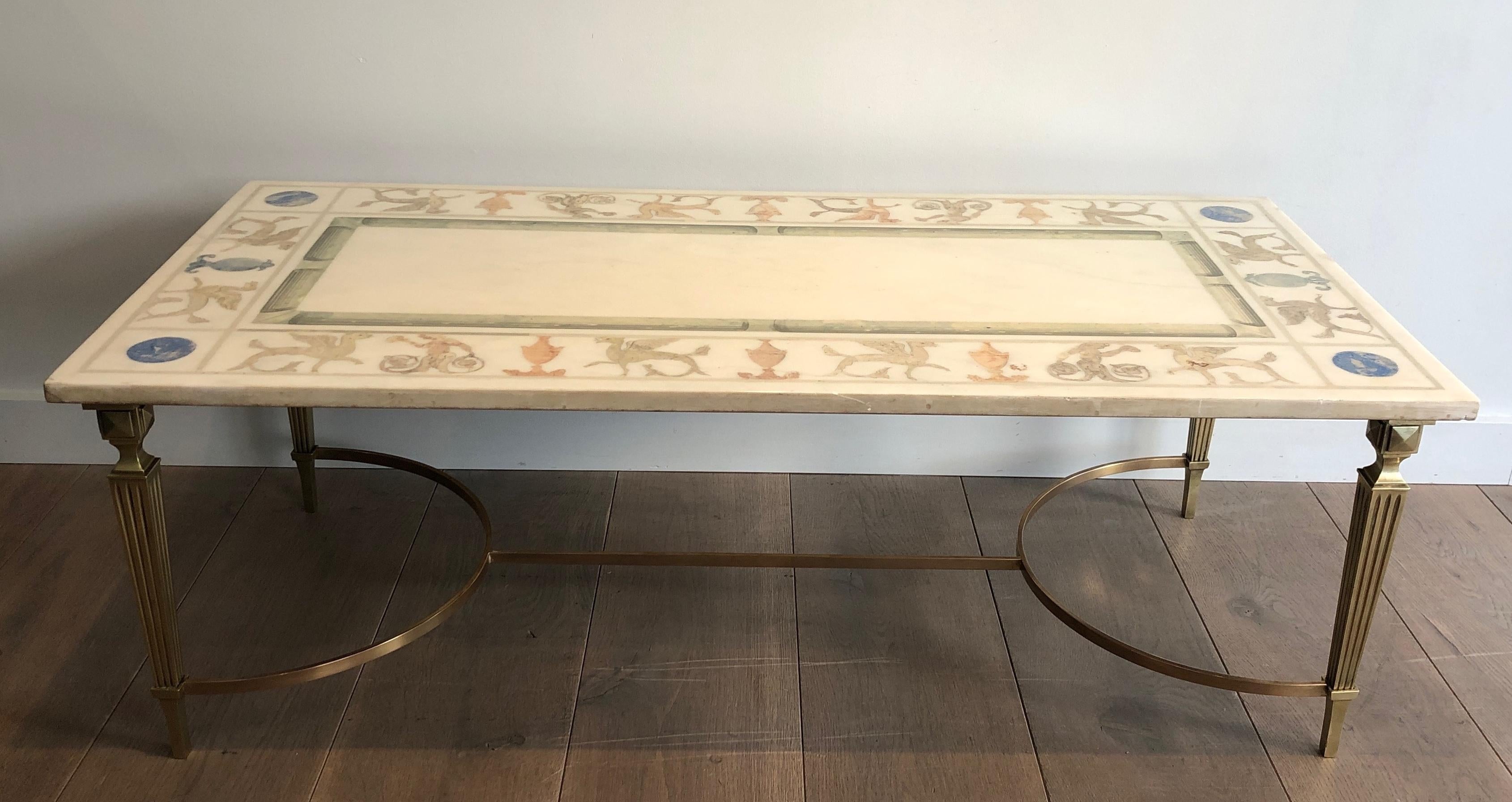 Mesa de centro de estilo neoclásico en bronce y latón con tapa de mármol decorada en venta 13