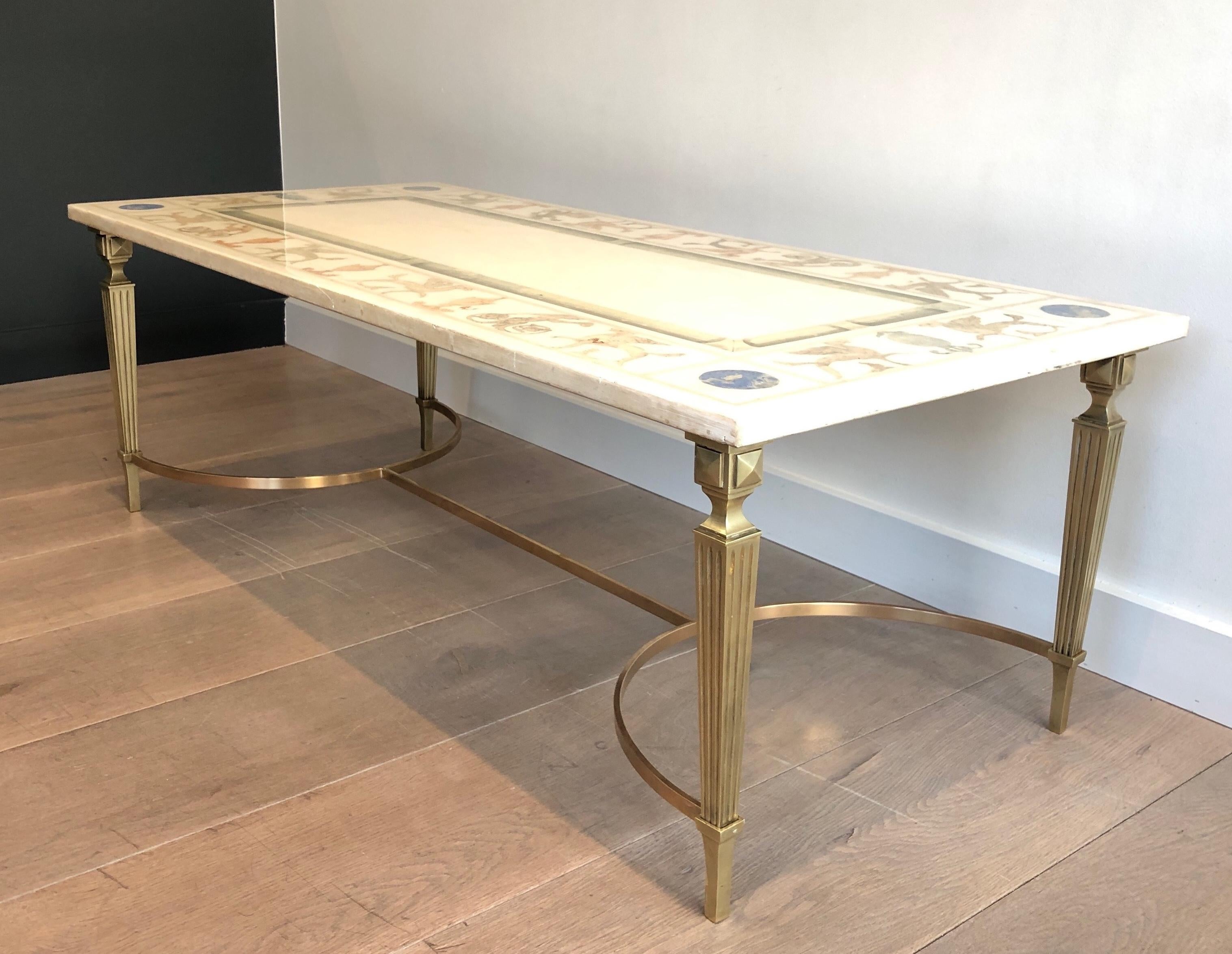 Mesa de centro de estilo neoclásico en bronce y latón con tapa de mármol decorada Neoclásico en venta