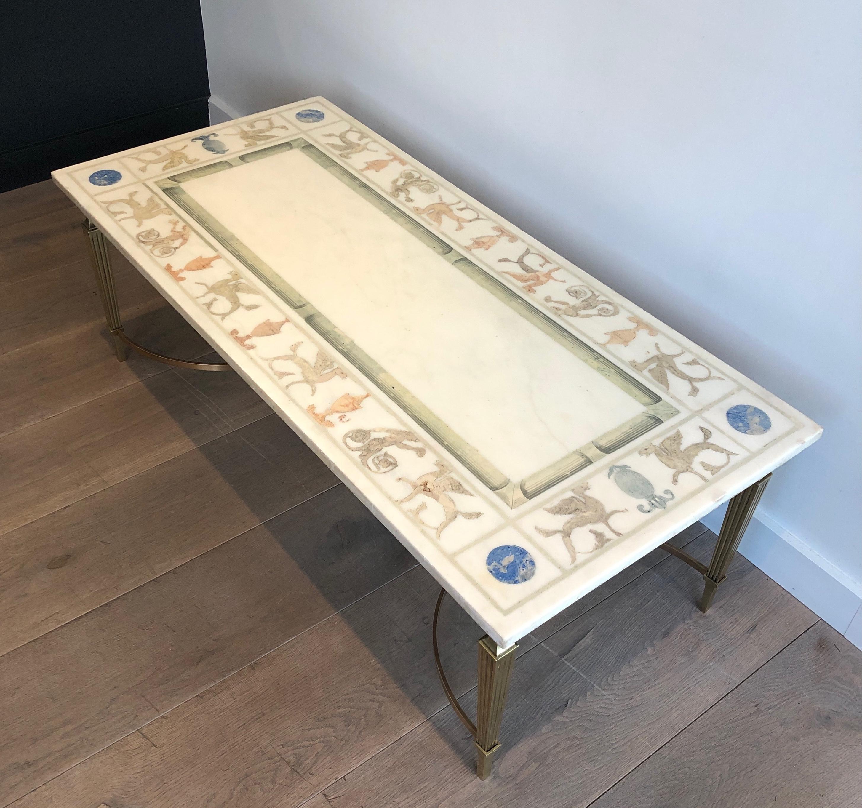Mesa de centro de estilo neoclásico en bronce y latón con tapa de mármol decorada Francés en venta