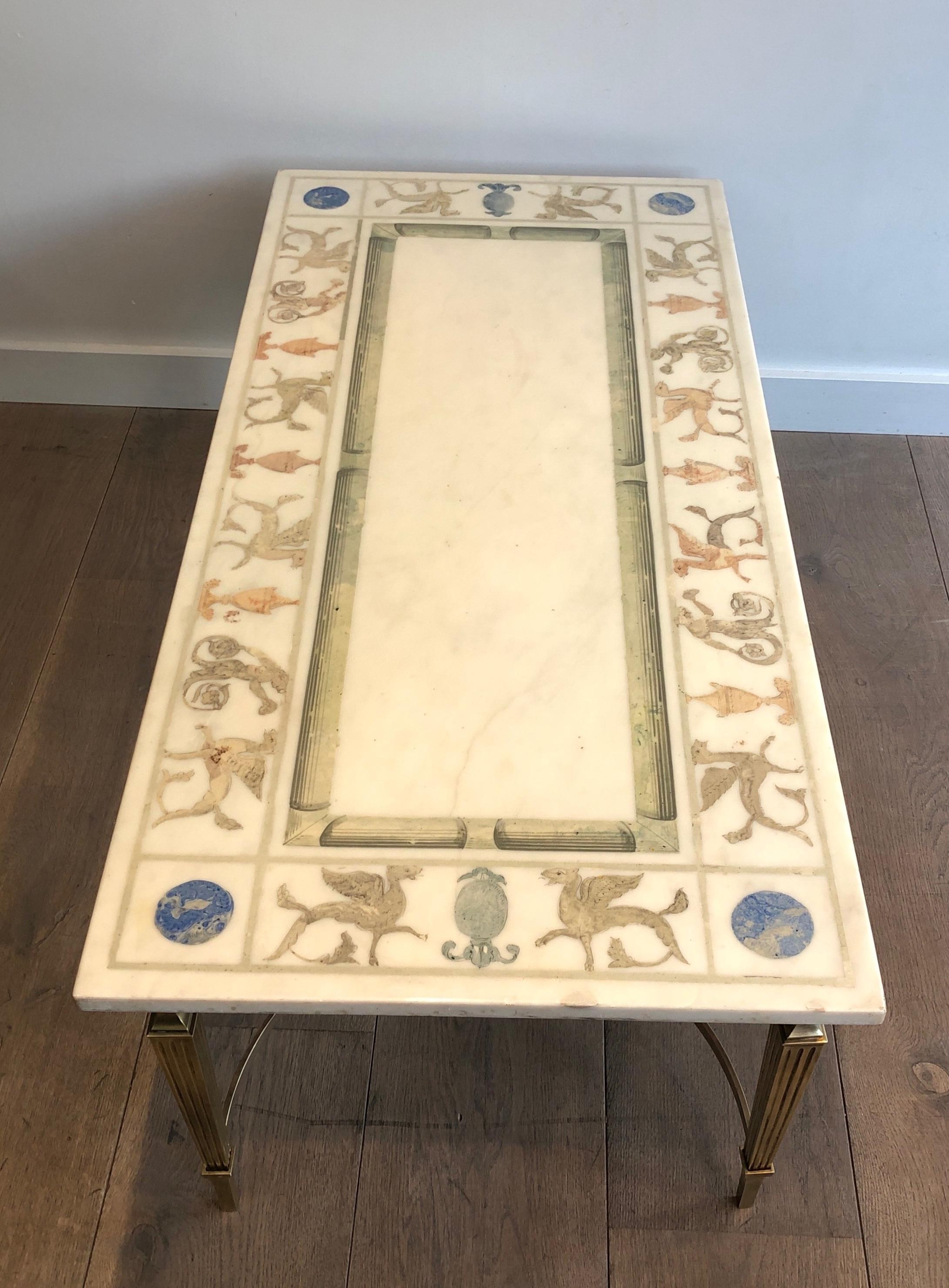 Mesa de centro de estilo neoclásico en bronce y latón con tapa de mármol decorada mediados del siglo XX en venta