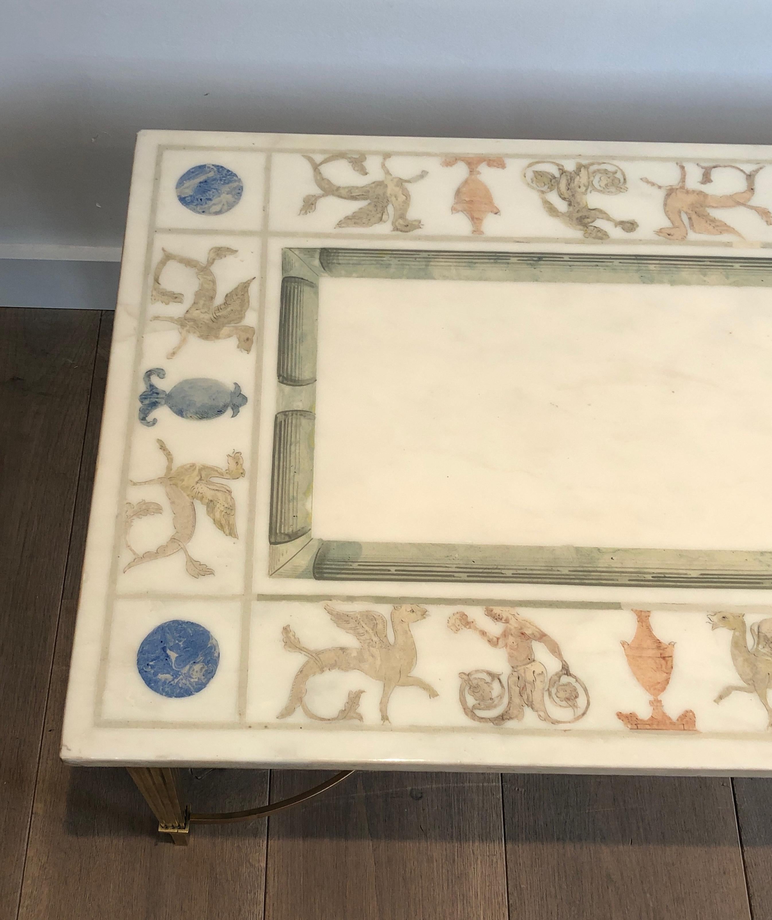 Mesa de centro de estilo neoclásico en bronce y latón con tapa de mármol decorada Latón en venta