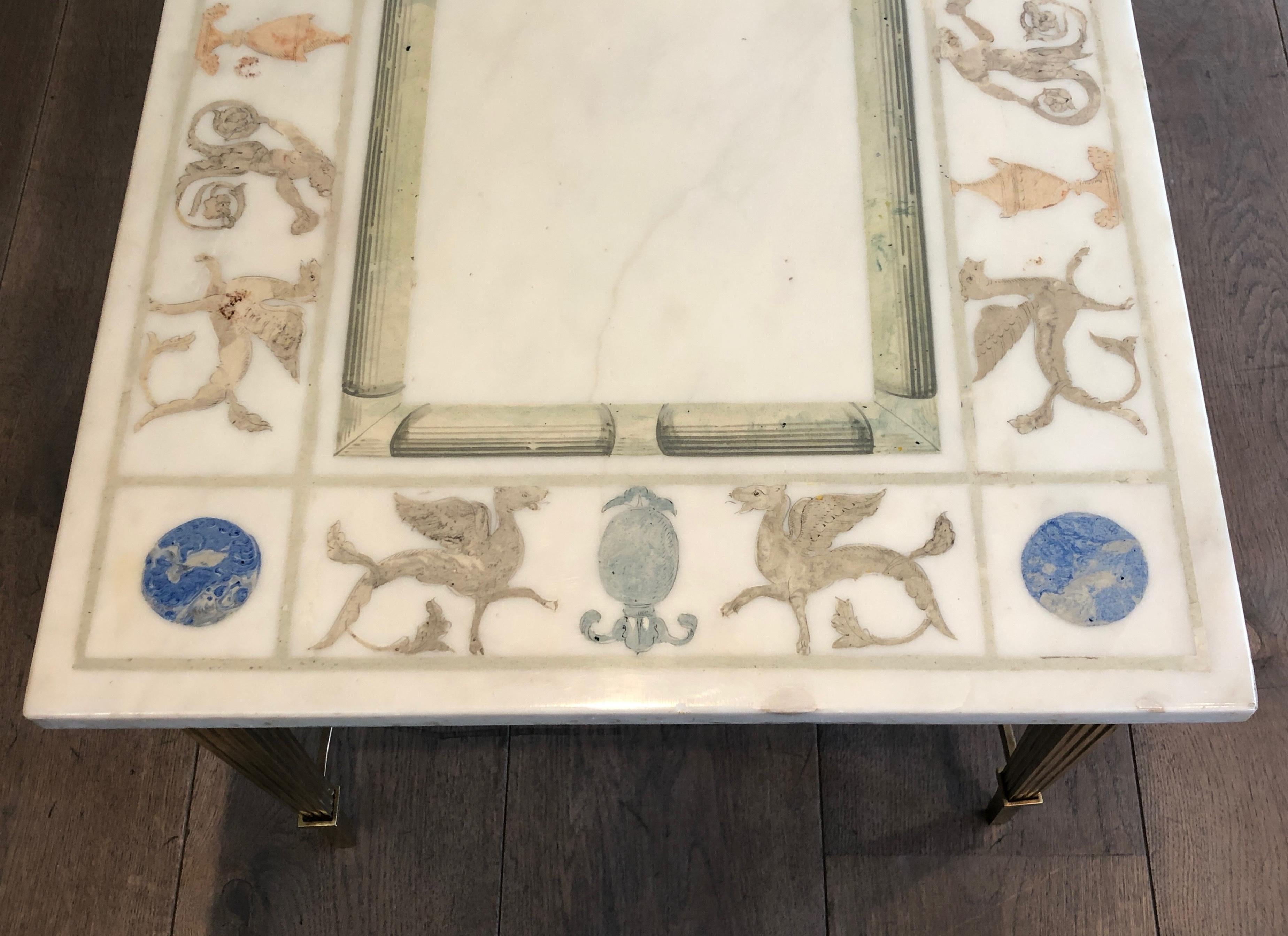 Mesa de centro de estilo neoclásico en bronce y latón con tapa de mármol decorada en venta 1