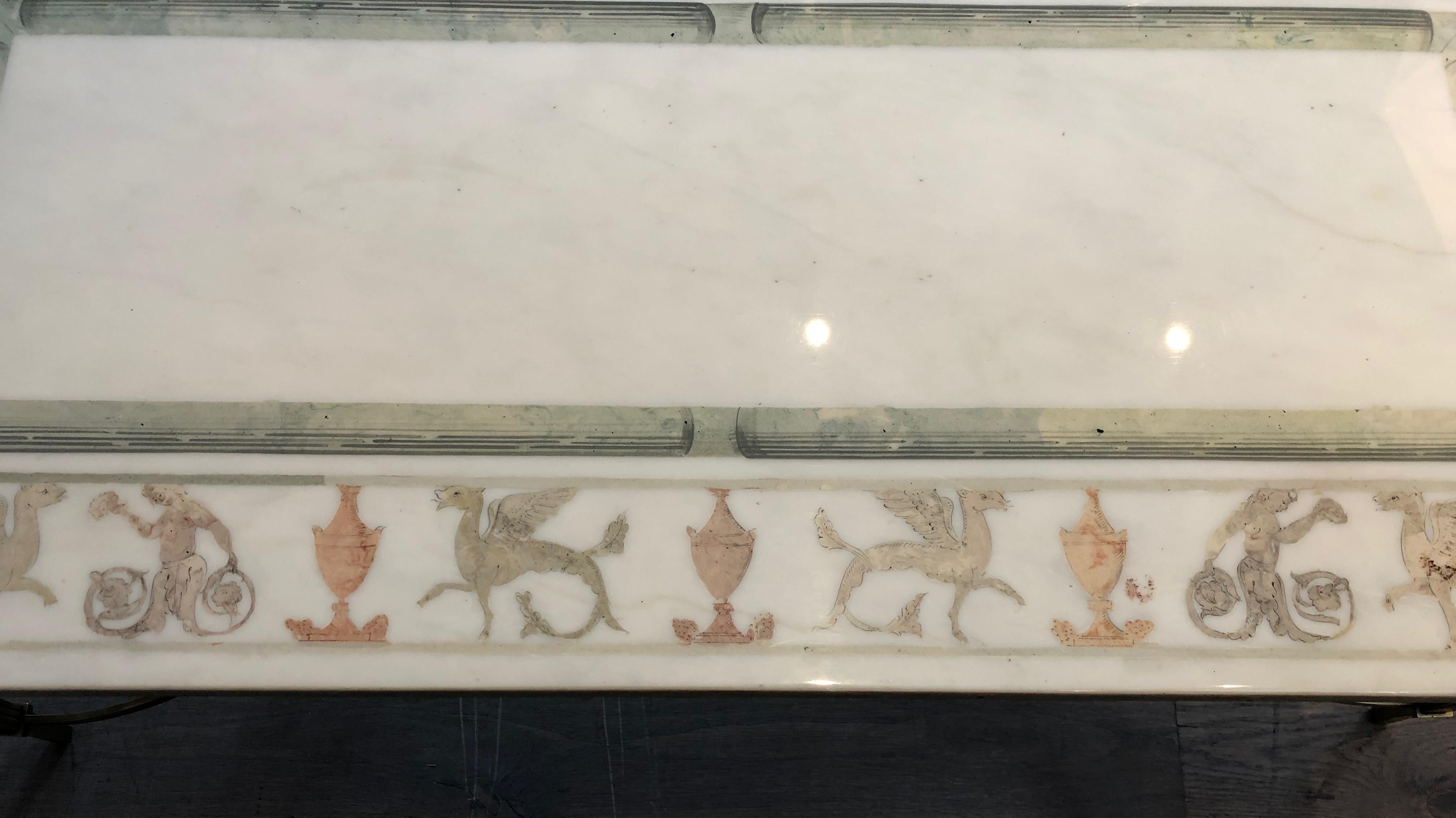 Mesa de centro de estilo neoclásico en bronce y latón con tapa de mármol decorada en venta 2