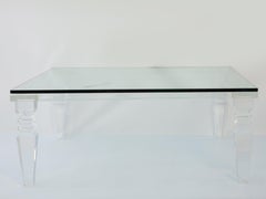 Mesa de centro de estilo neoclásico con marco de lucite grueso