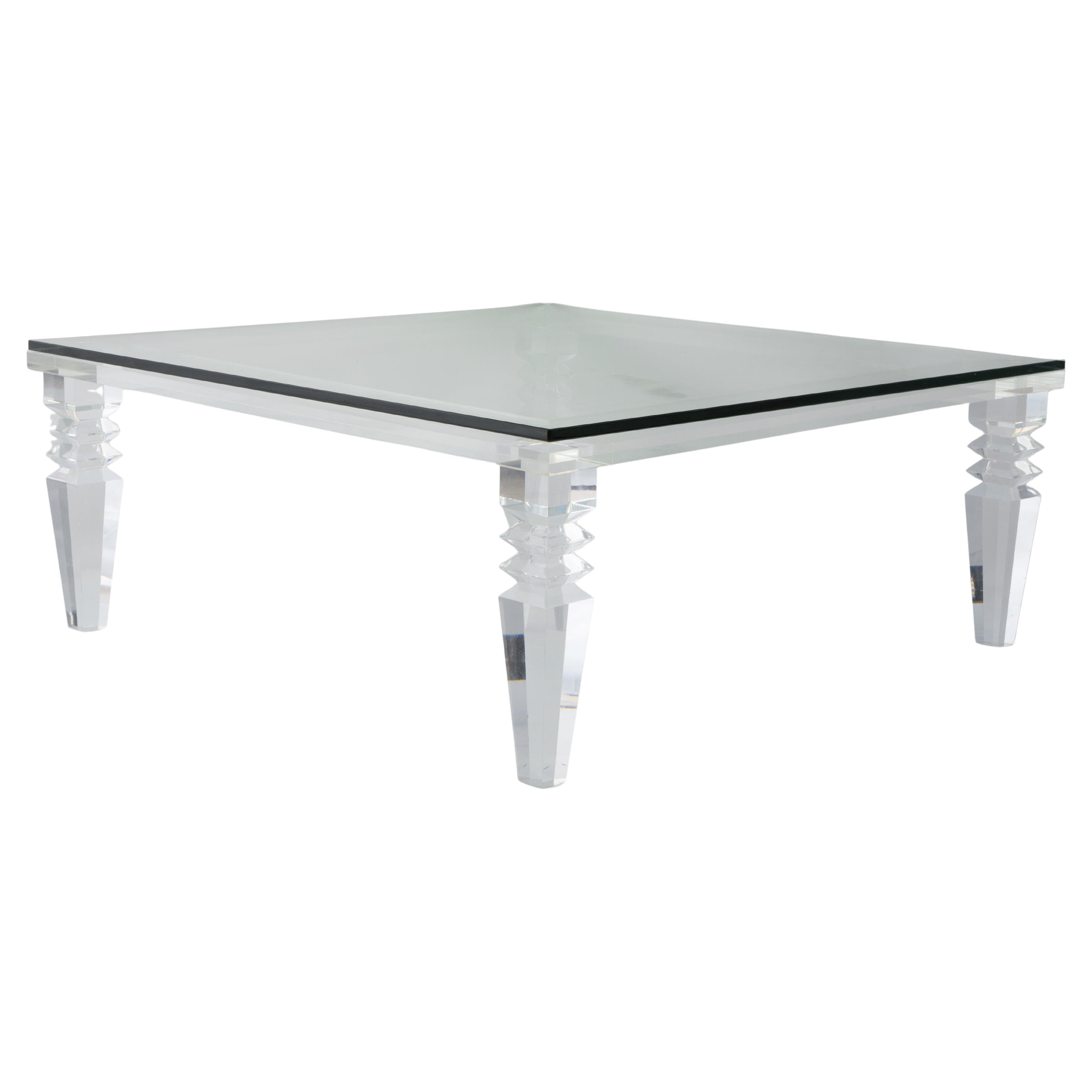 Table basse de style néoclassique avec cadre en lucite épais