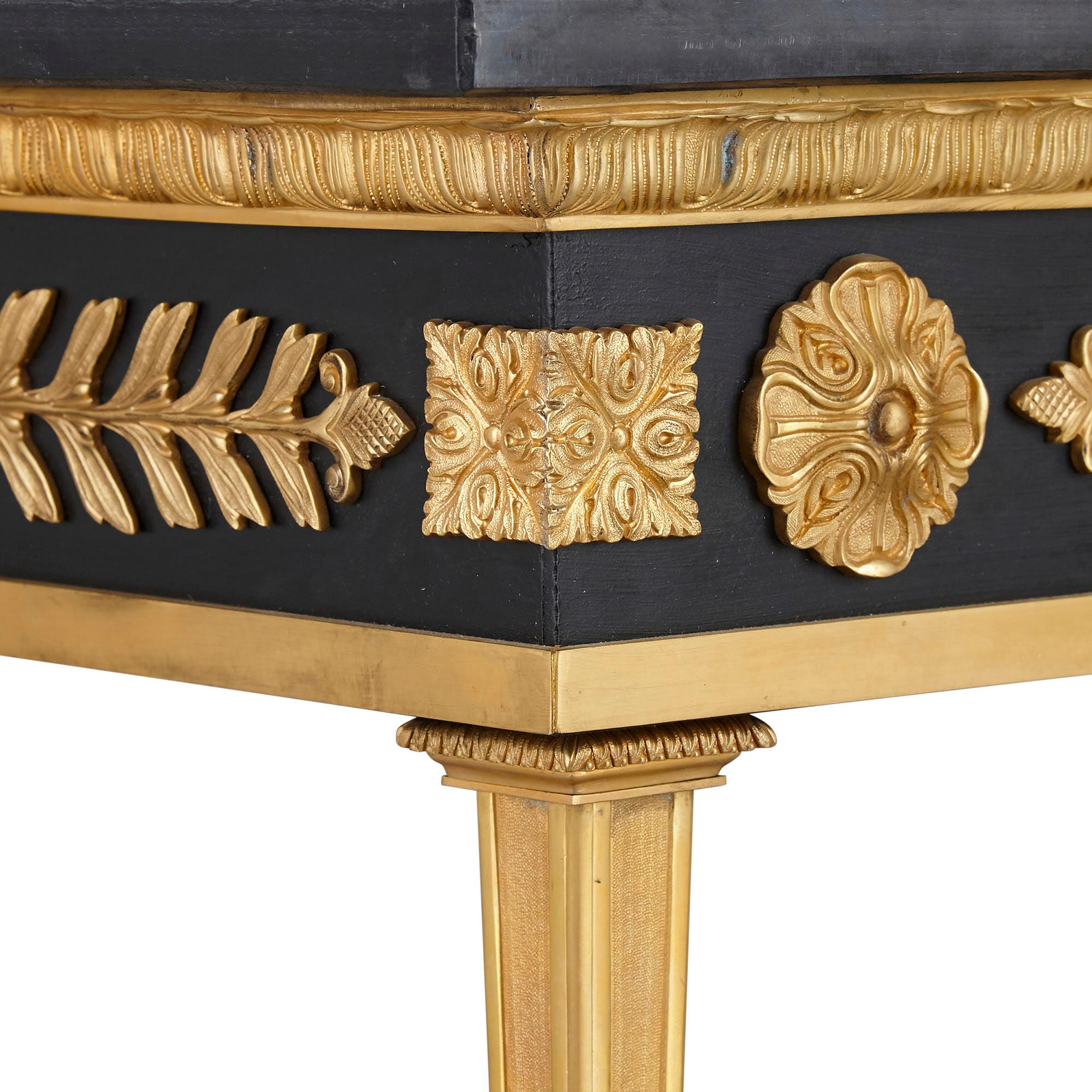 Néoclassique Table basse de style néoclassique avec plateau en spécimen de marbre italien en vente