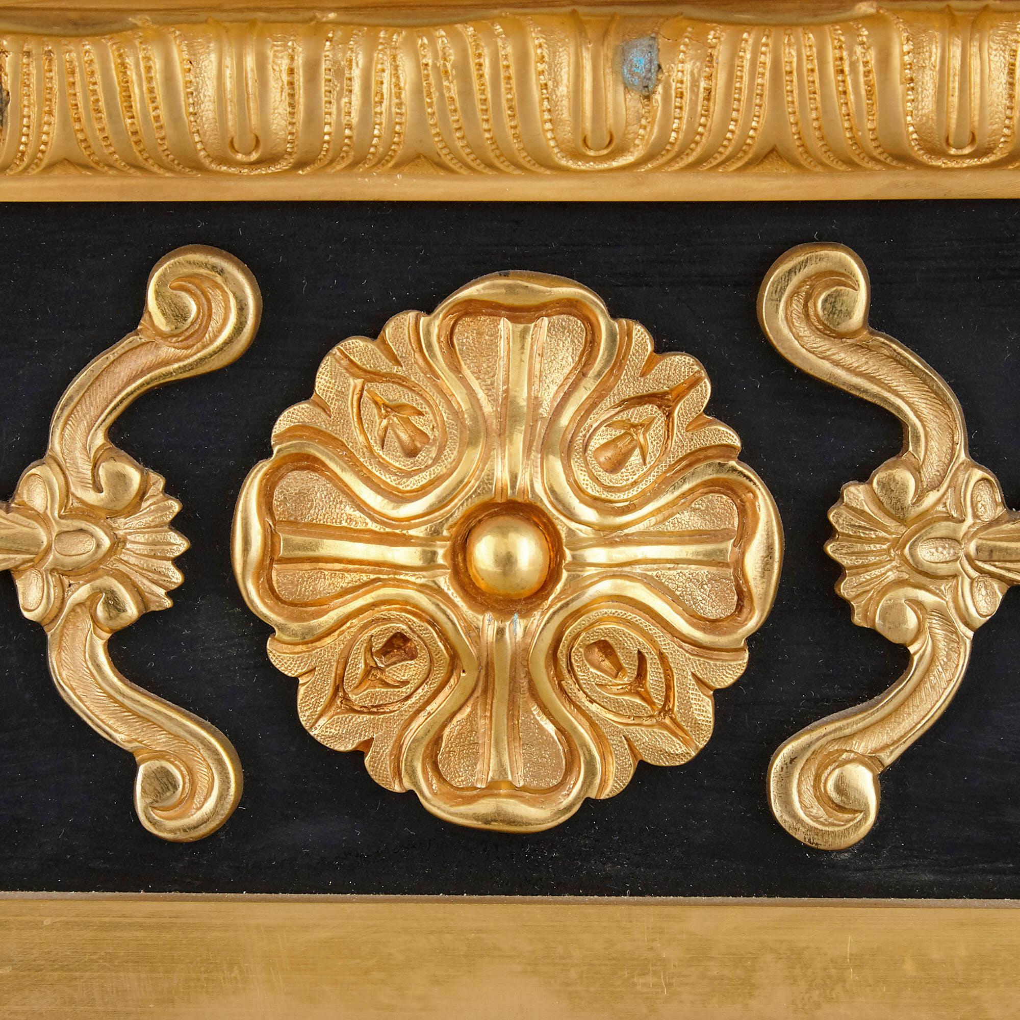 Français Table basse de style néoclassique avec plateau en spécimen de marbre italien en vente