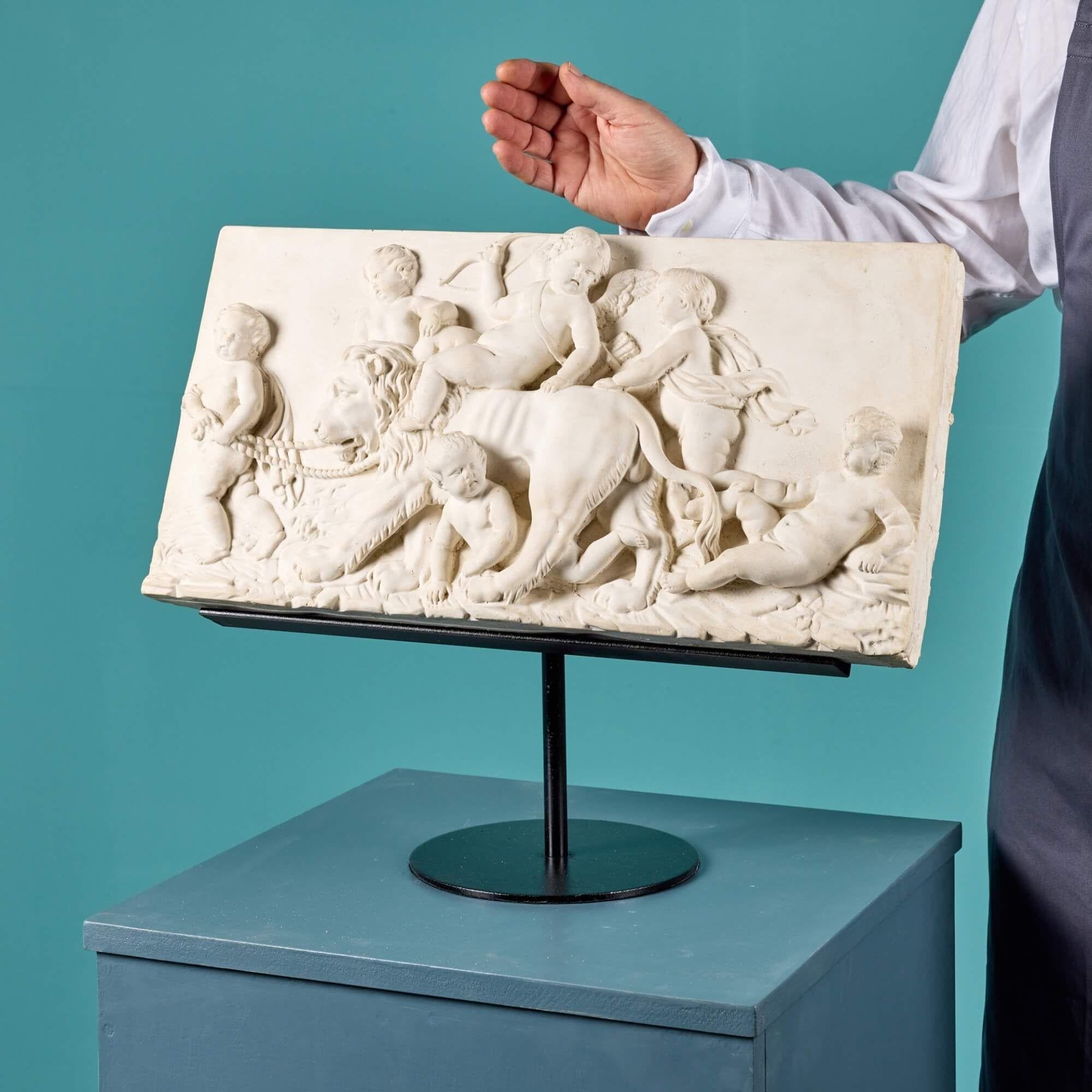 Una targa di composizione neoclassica, appartenente alla collezione Tucker, realizzata dal truccatore britannico Christophe Tucker.

Questo pezzo decorativo è una copia di un pezzo di camino georgiano, originariamente utilizzato come decorazione per