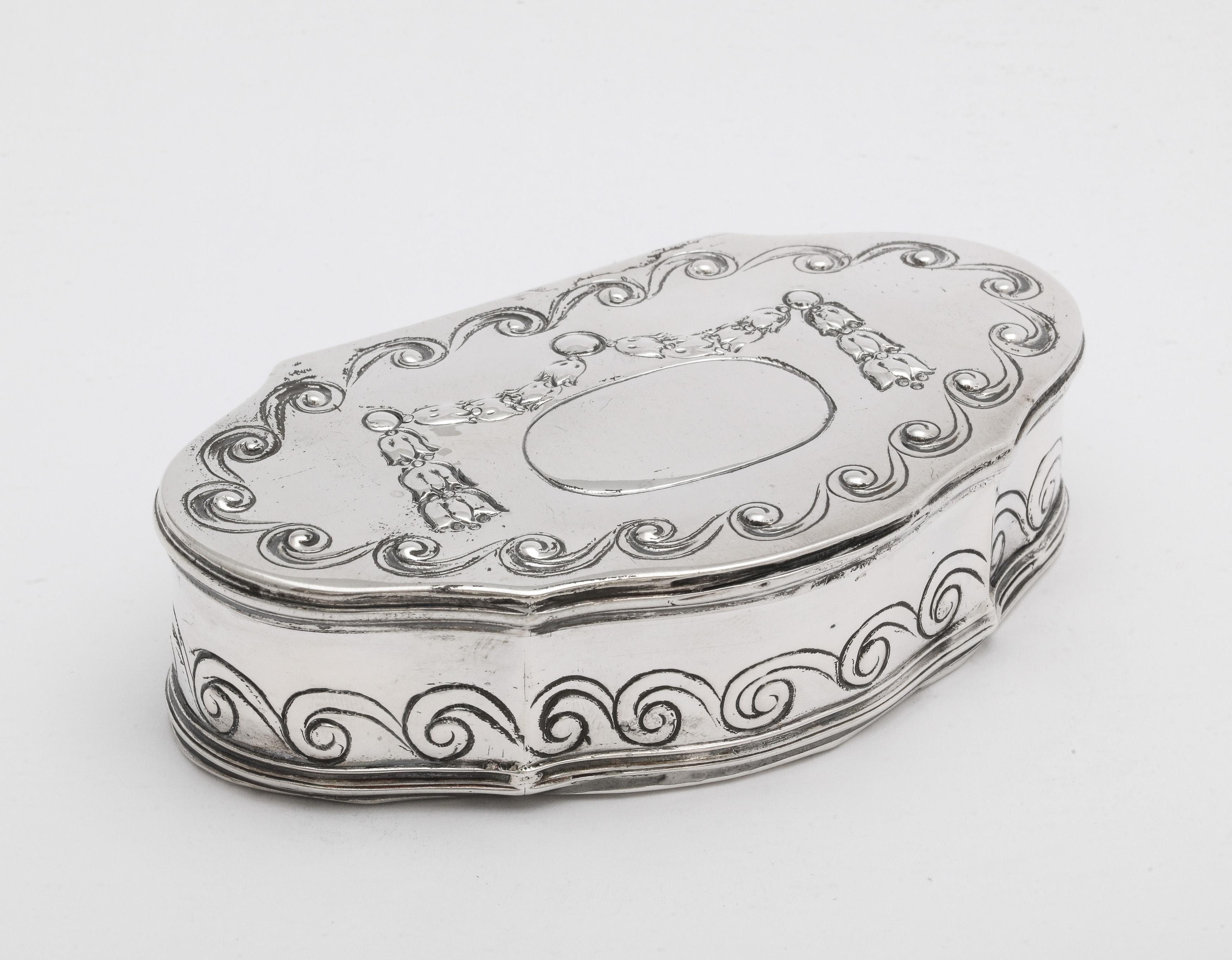 Neoclassical-Style Continental Silver '.800' Trinkets Box with Hinged Lid In Good Condition In New York, NY