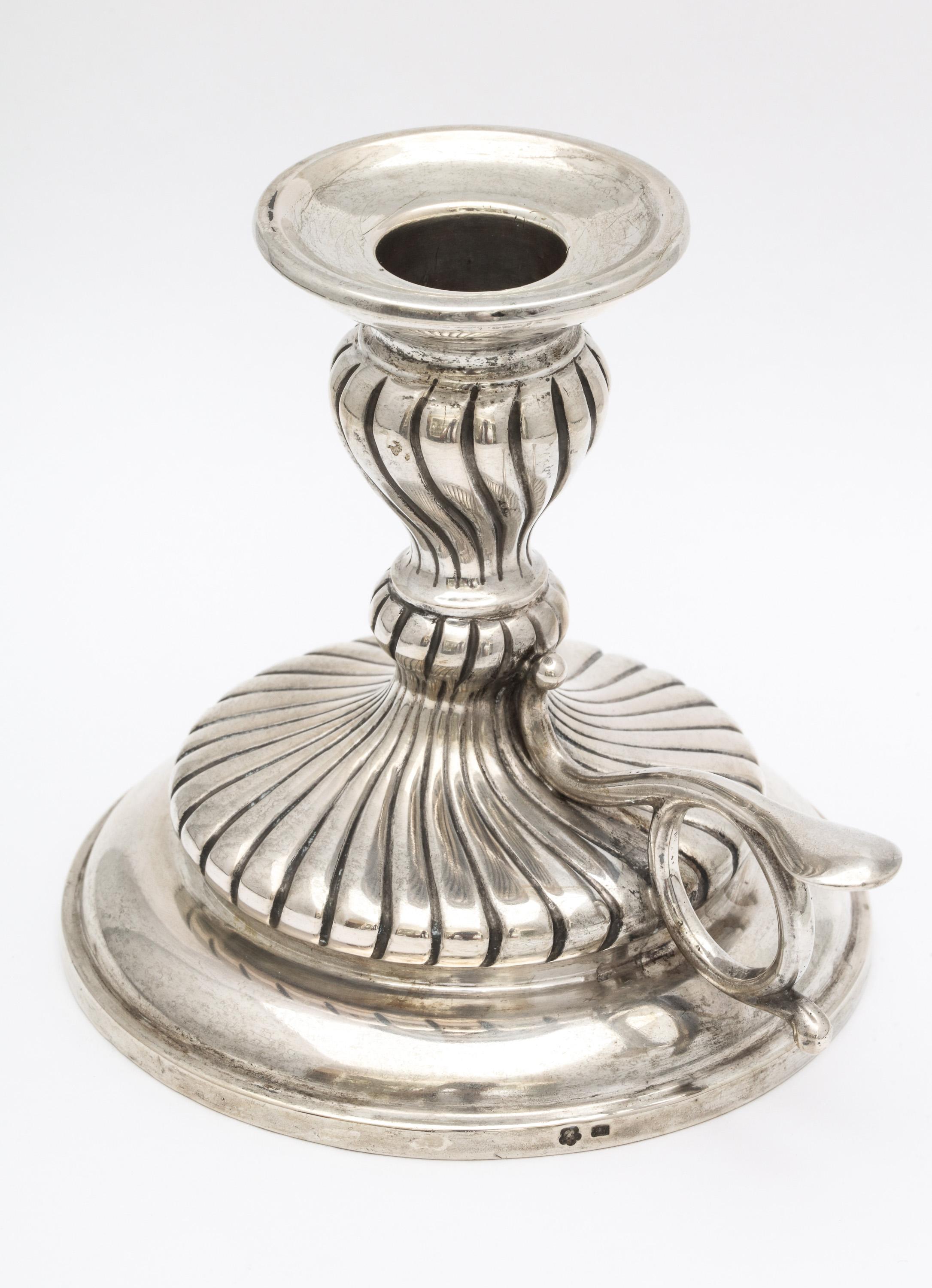 Neoklassisches kontinentales Silber '.835' Chamber Stick im Stil im Angebot 7