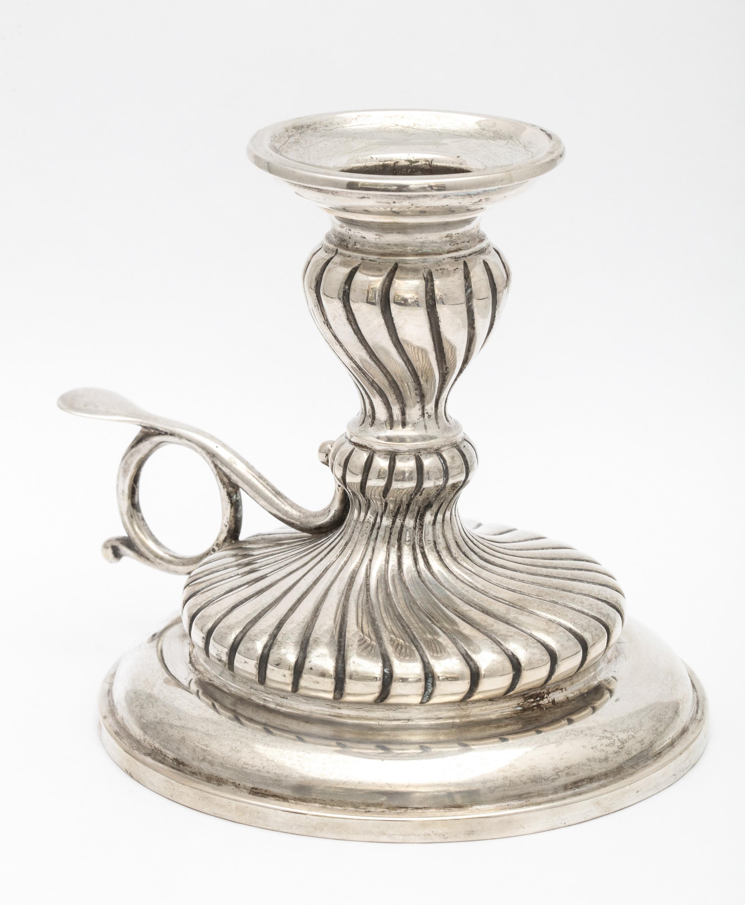 Neoklassisches kontinentales Silber '.835' Chamber Stick im Stil im Angebot 9