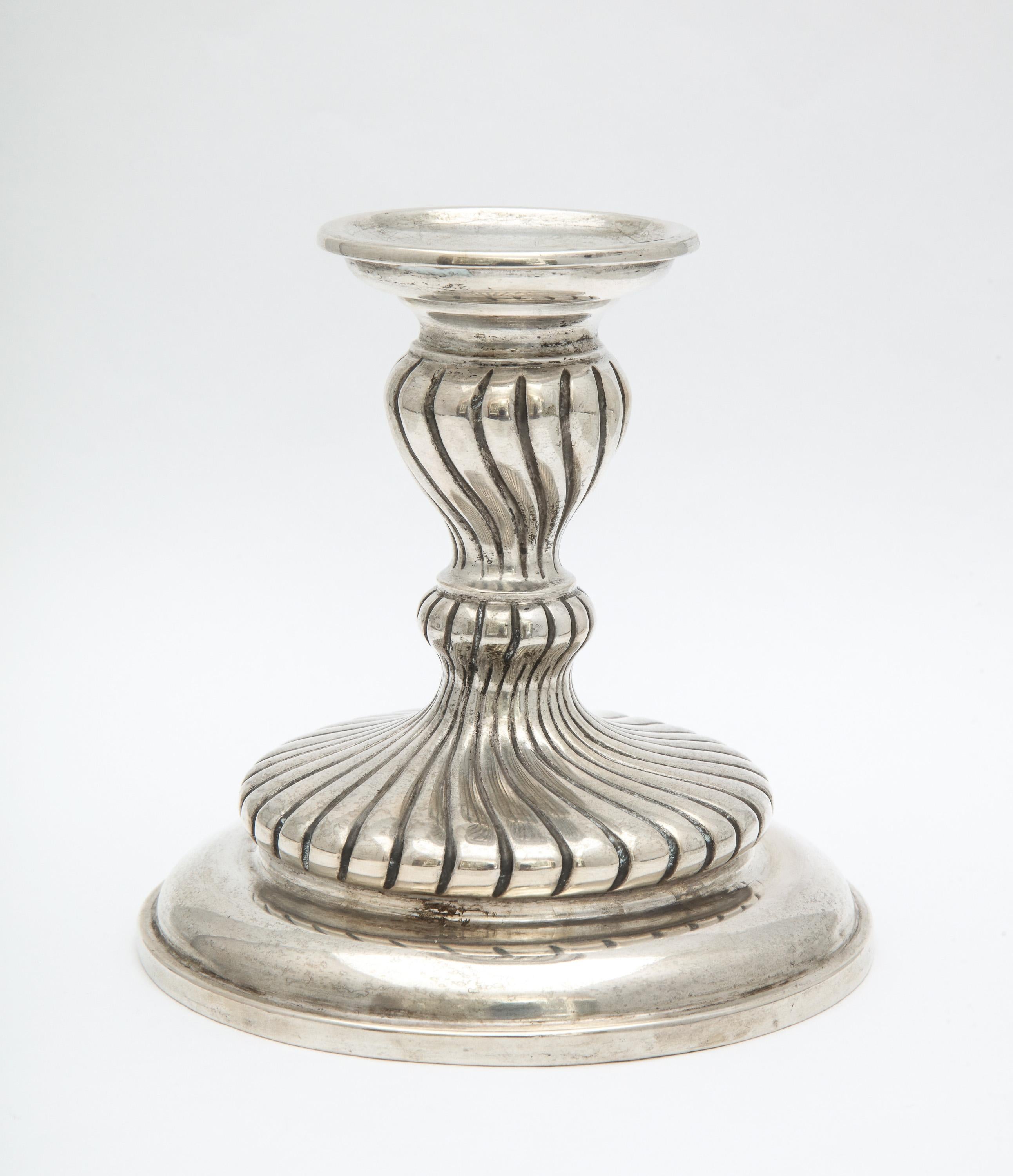 Austriaco Neoclassico, stile Continentale in argento '.835' Bastone da camera in vendita