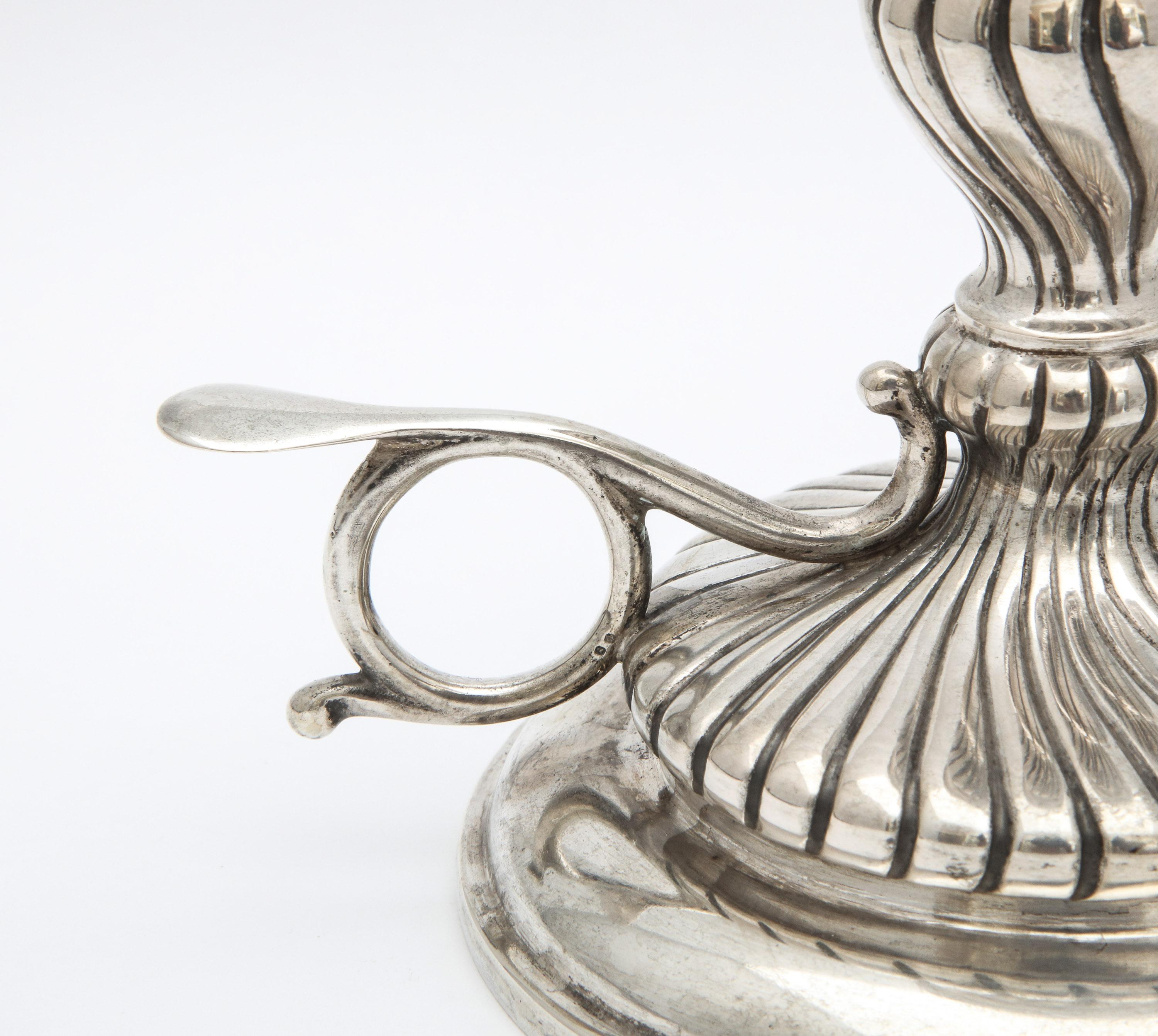 Neoklassisches kontinentales Silber '.835' Chamber Stick im Stil im Angebot 1