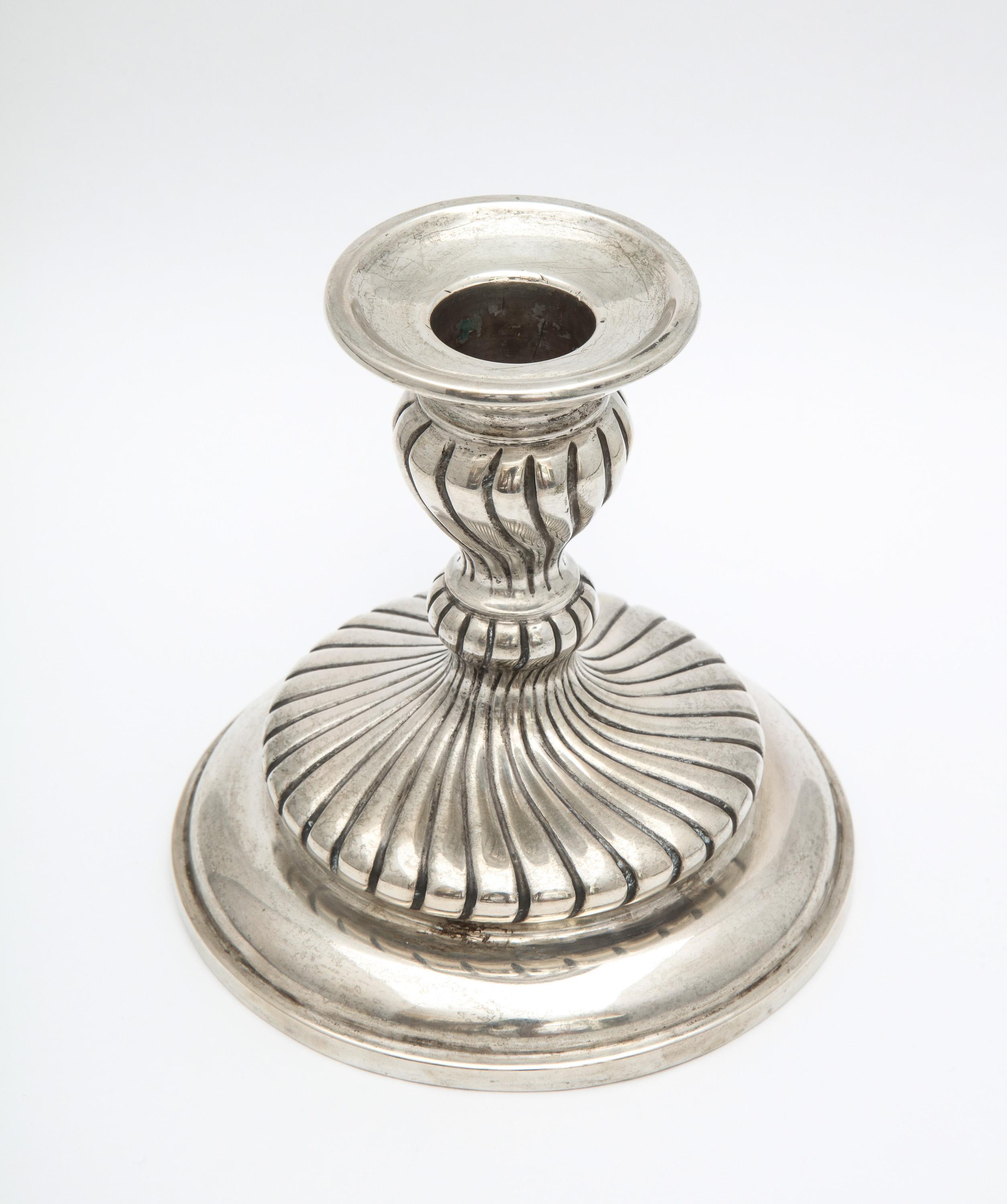 Neoklassisches kontinentales Silber '.835' Chamber Stick im Stil im Angebot 2