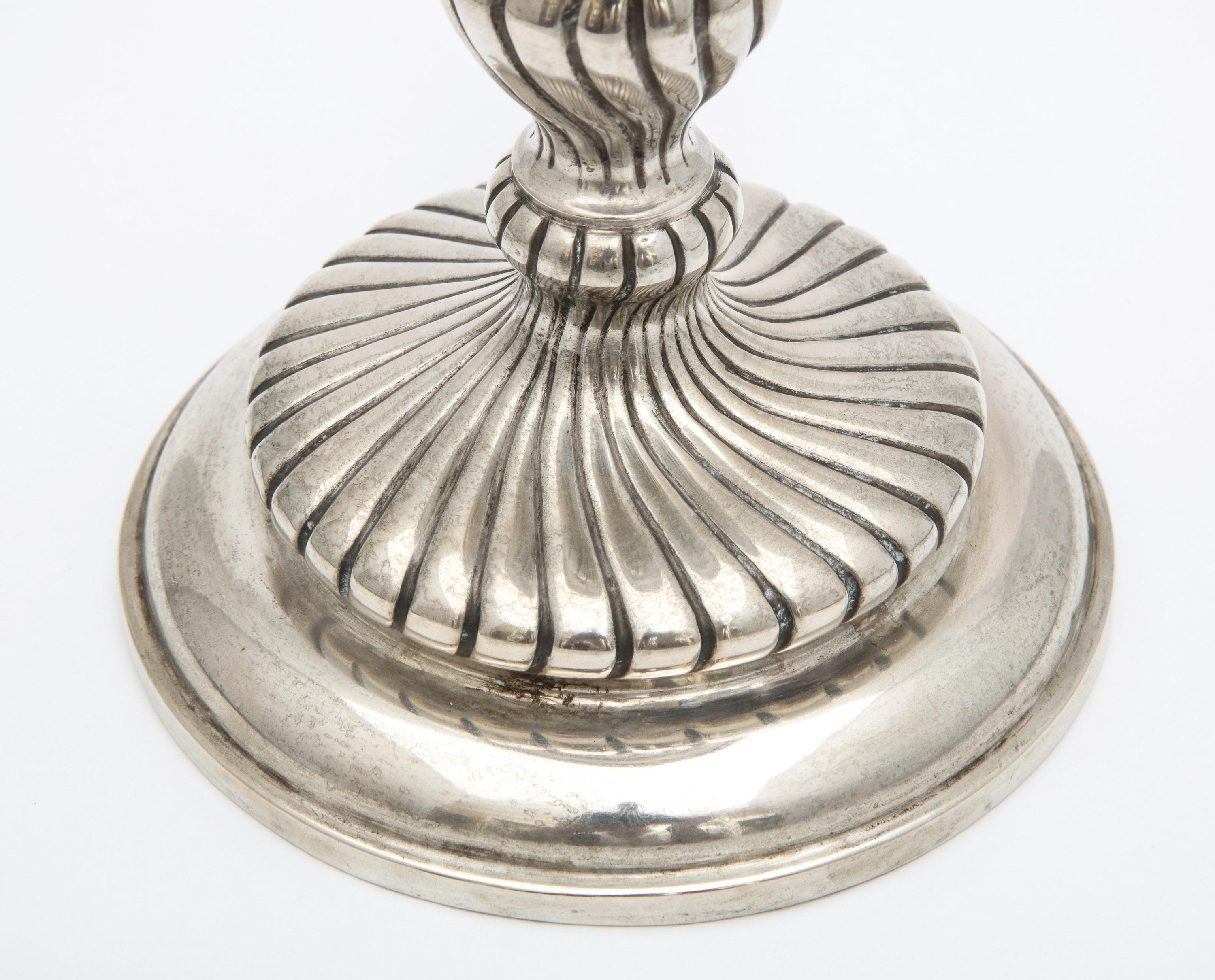 Neoklassisches kontinentales Silber '.835' Chamber Stick im Stil im Angebot 3